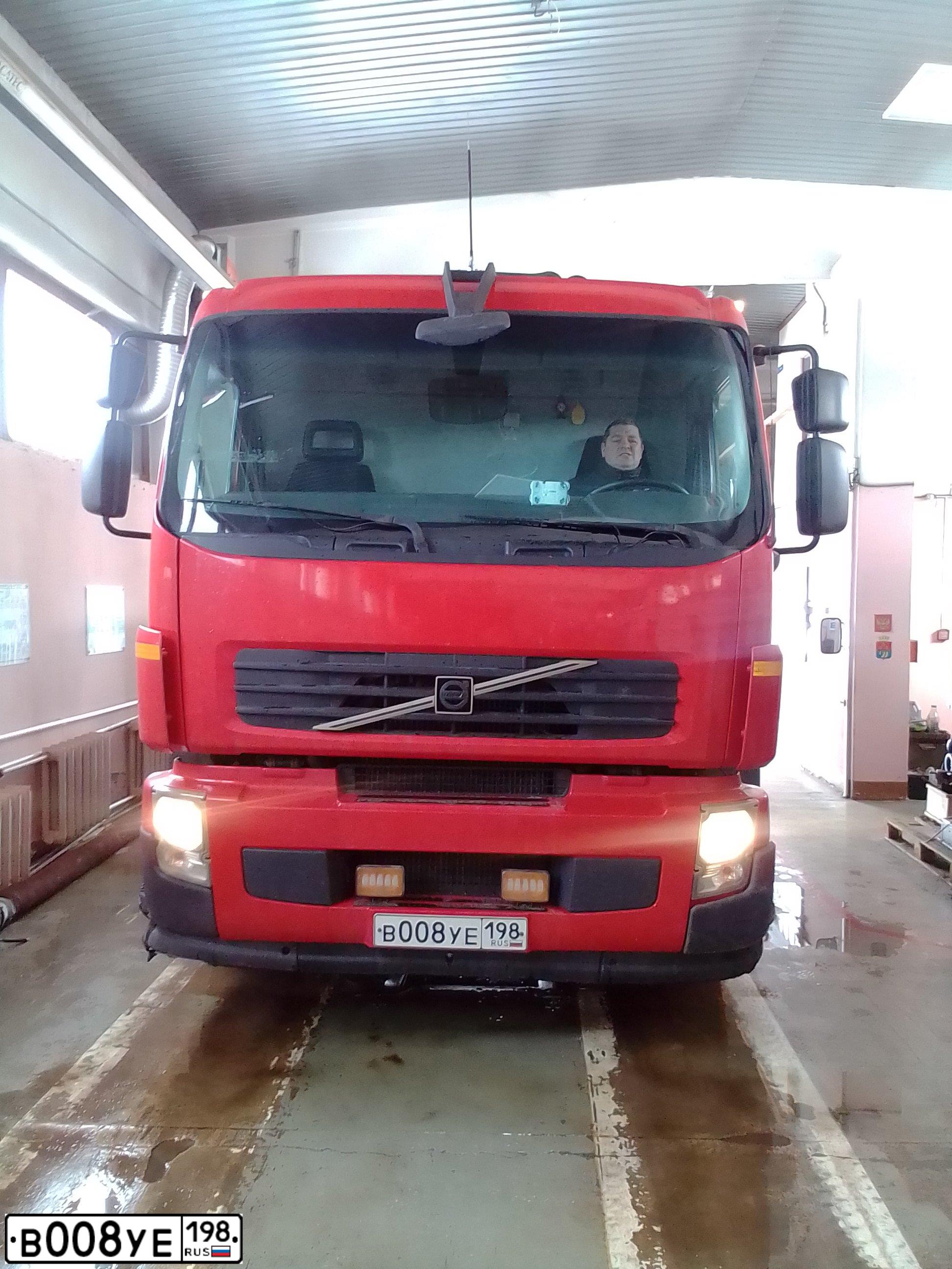 Фото автомобиля VOLVO SERIE FE, 2007 — госномер В008УЕ198. Цвет: Красный