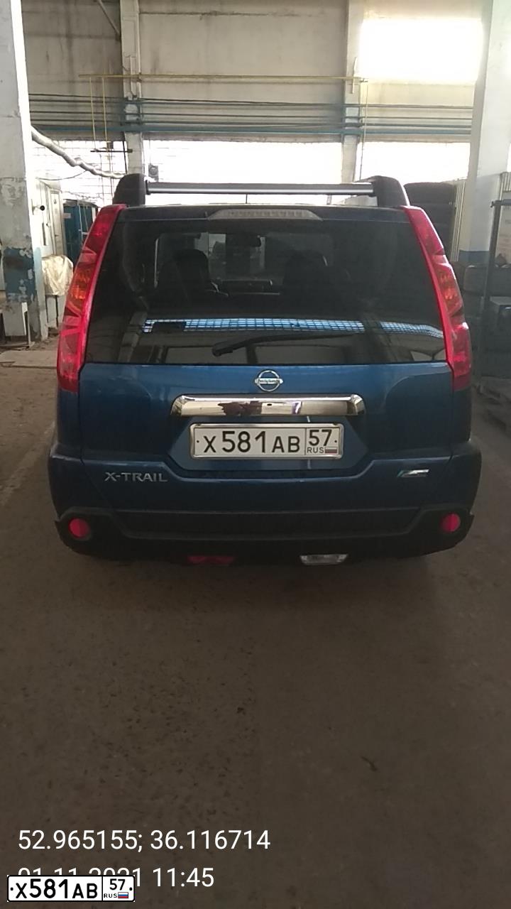 Фото автомобиля NISSAN X-TRAIL, 2010 — госномер Х581АВ57. Цвет: синий