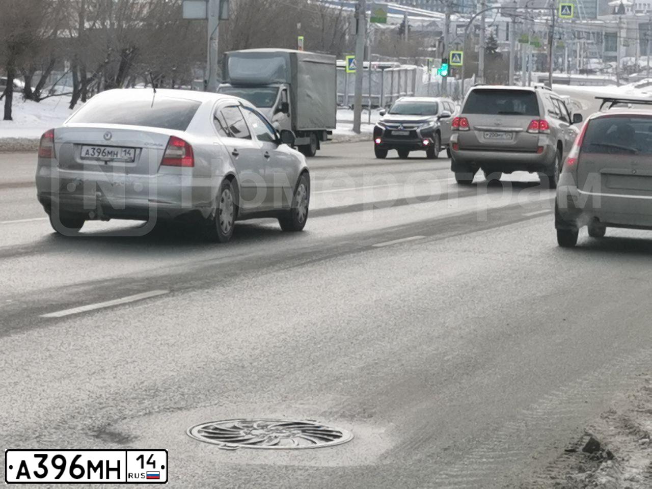 Фото автомобиля SKODA OCTAVIA, 2010 — госномер А396МН14. Цвет: серебристый