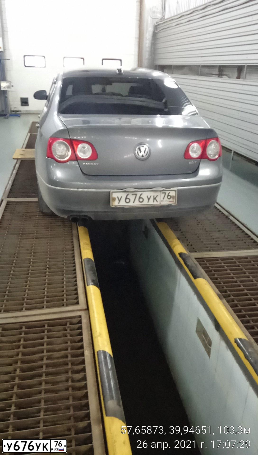 Фото автомобиля VOLKSWAGEN PASSAT, 2005 — госномер У676УК76. Цвет: СЕРЫЙ