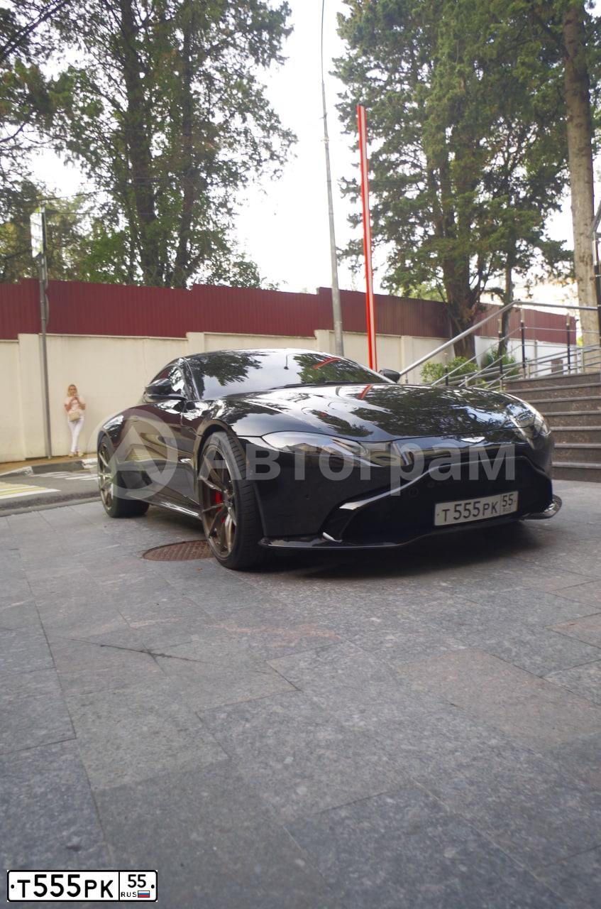 Фото автомобиля ASTON MARTIN V8 VANTAGE, 2018 — госномер Т555РК55. Цвет: ЧЕРНЫЙ