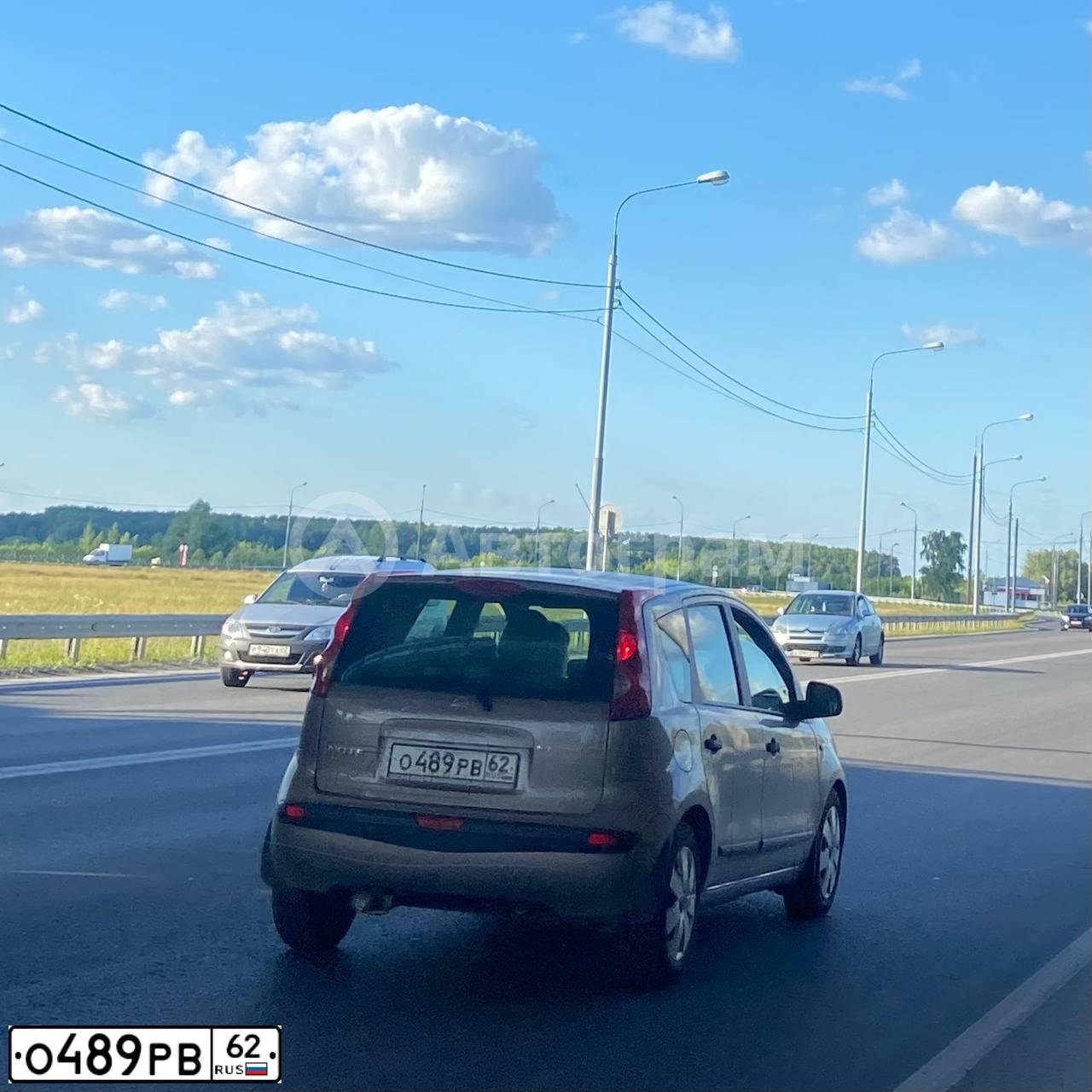 Фото автомобиля NISSAN NOTE, 2007 — госномер О489РВ62. Цвет: БЕЖЕВЫЙ