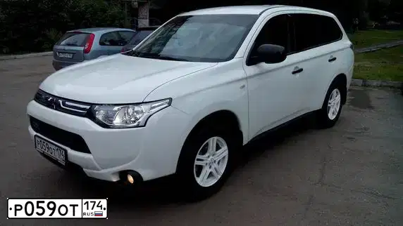 Фото автомобиля MITSUBISHI OUTLANDER, 2012 — госномер Р059ОТ174. Цвет: БЕЛЫЙ