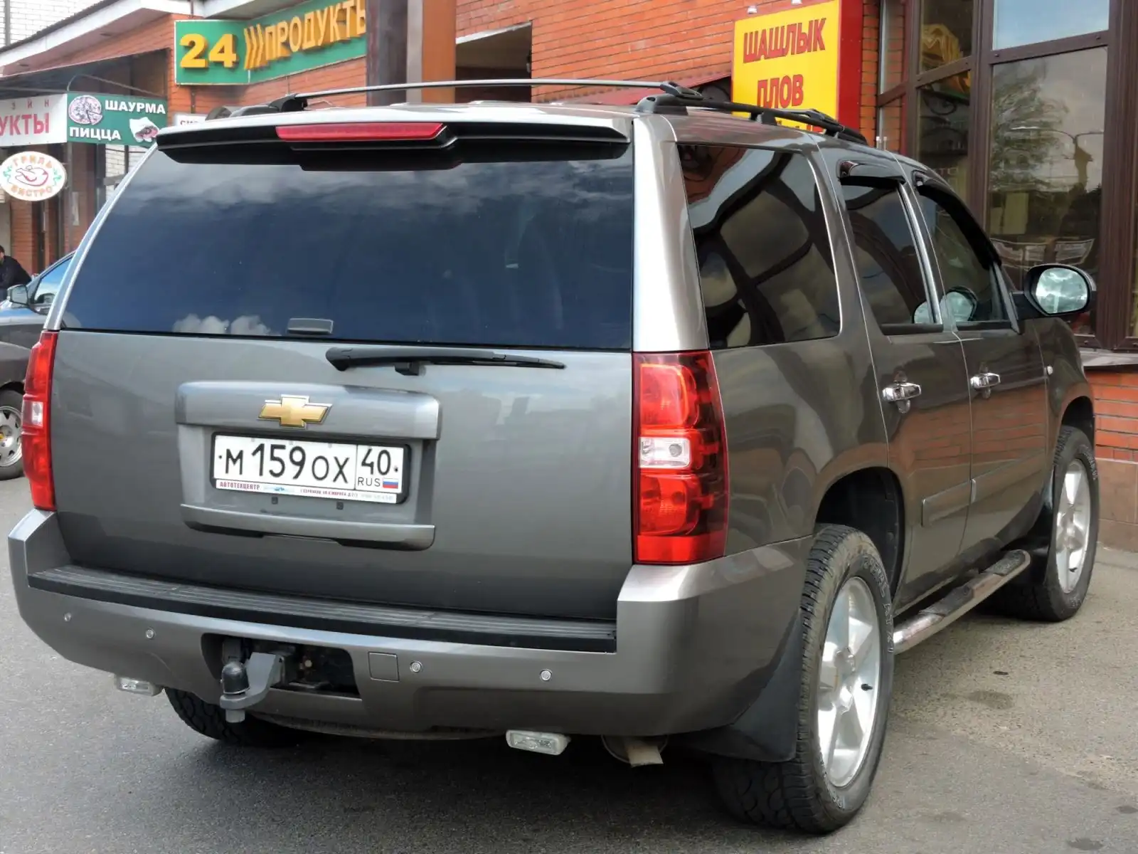 Фото автомобиля CHEVROLET TAHOE, 2008 — госномер М159ОХ40. Цвет: СЕРЫЙ