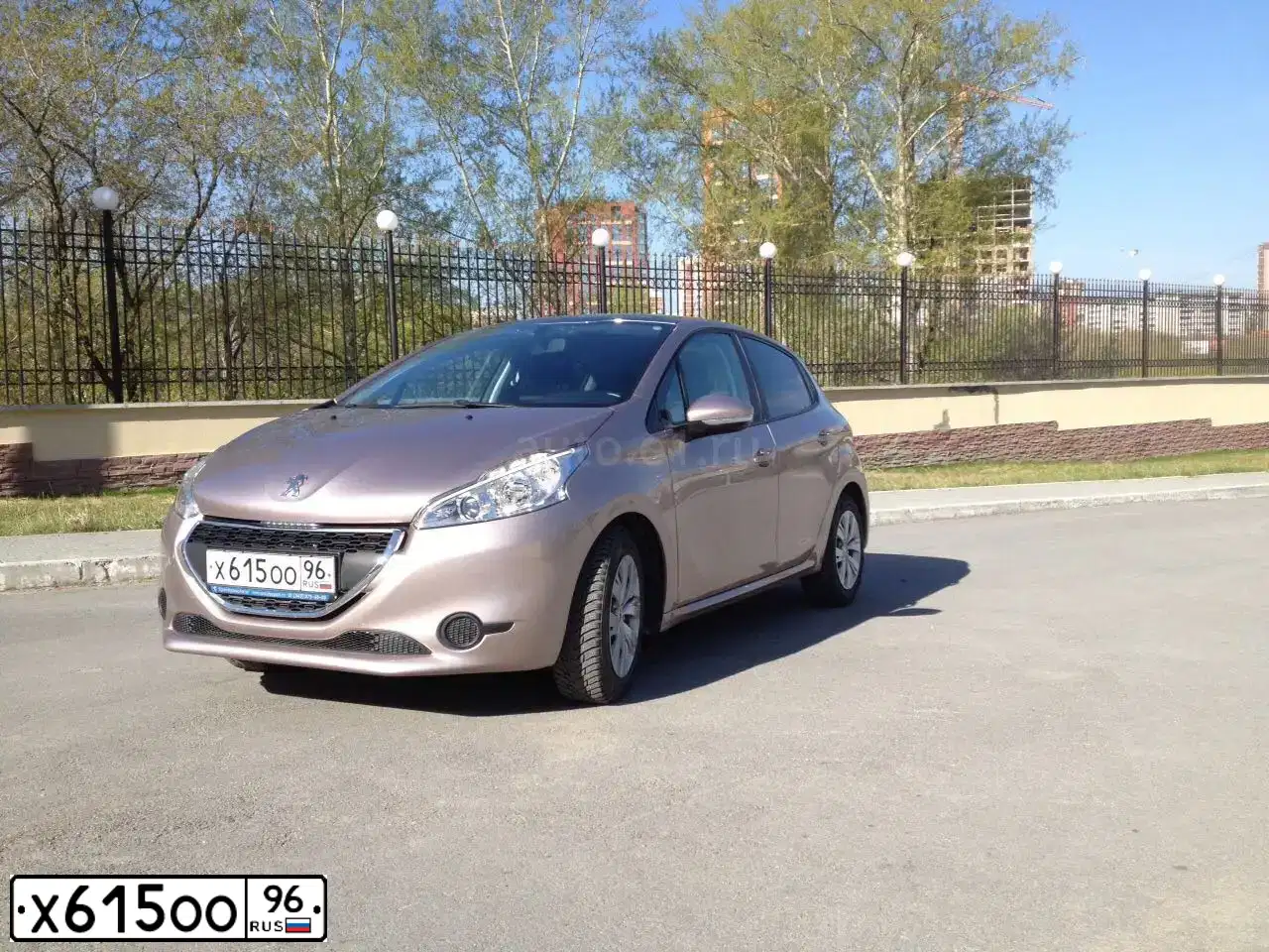 Фото автомобиля PEUGEOT 208, 2013 — госномер Х615ОО96. Цвет: Розово-серый