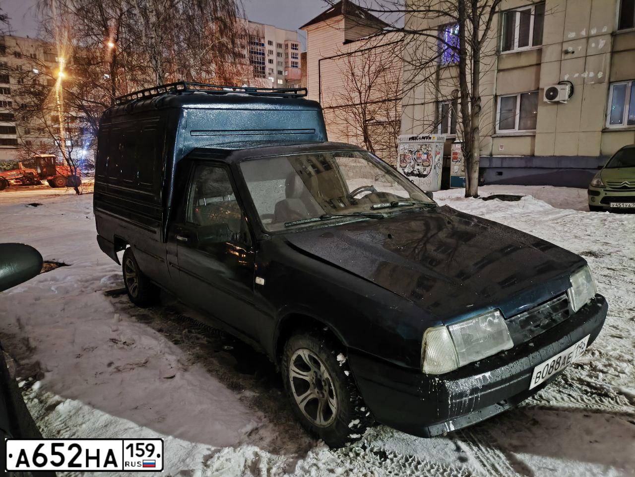Фото автомобиля IZH 2717, 2004 — госномер В088АЕ196. Цвет: Темно-зеленый