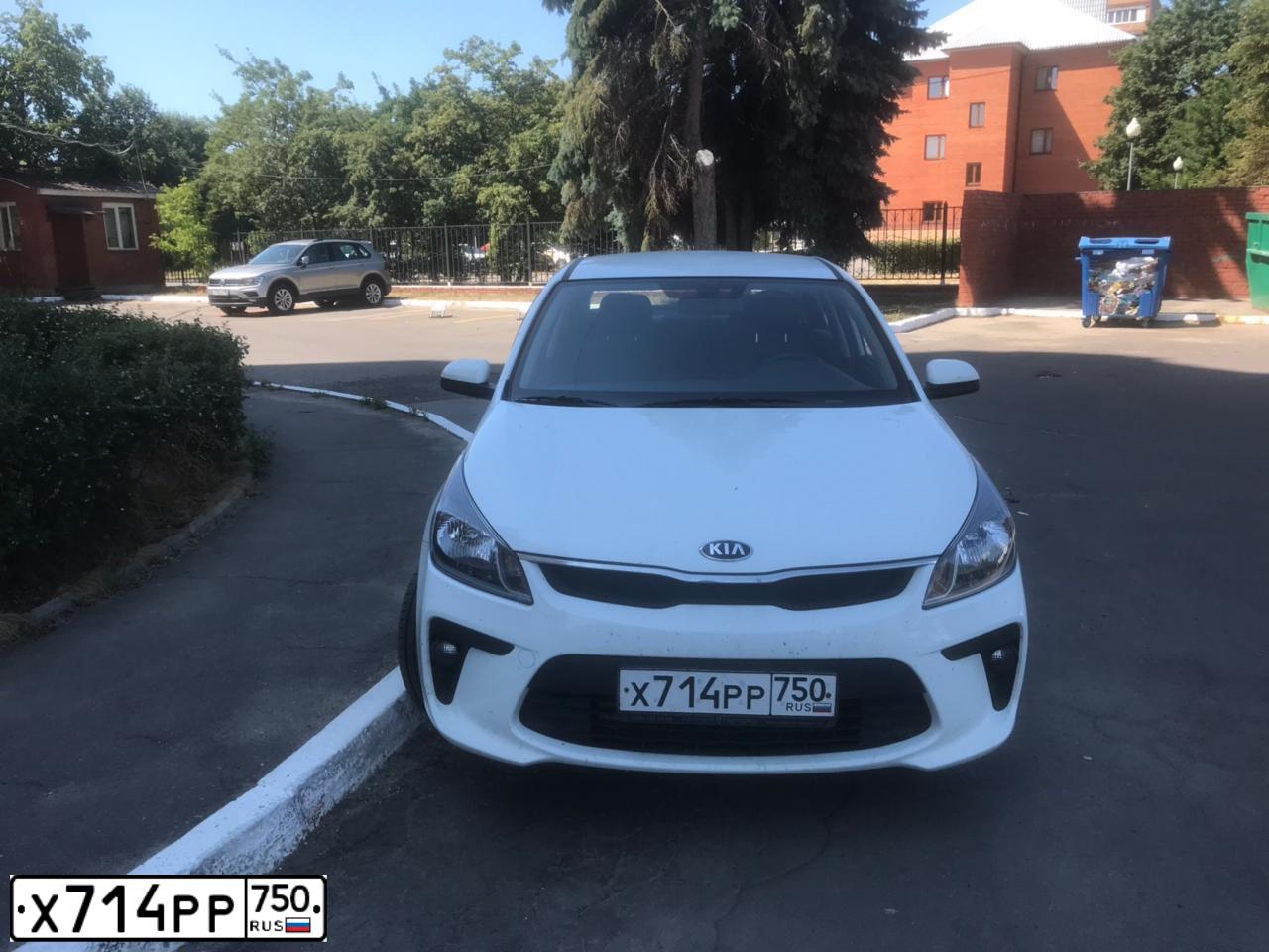 Фото автомобиля KIA RIO, 2017 — госномер М485ХА82. Цвет: Белый