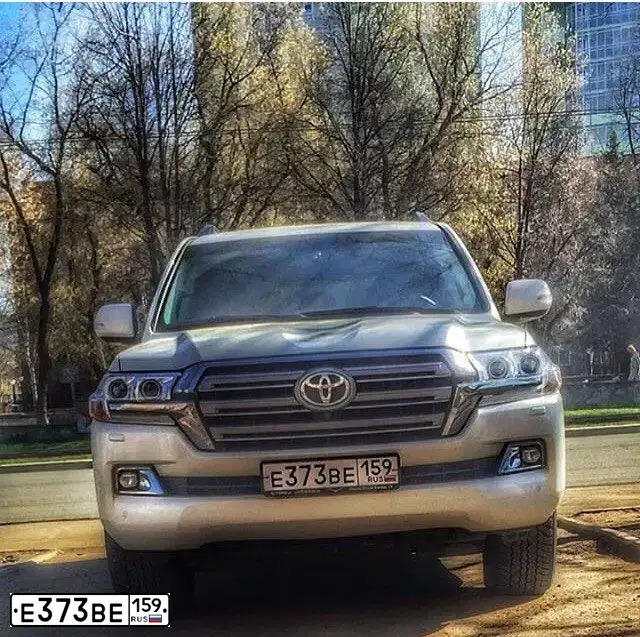 Фото автомобиля TOYOTA LANDCRUISER 200, 2016 — госномер Р800ВР11. Цвет: Белый