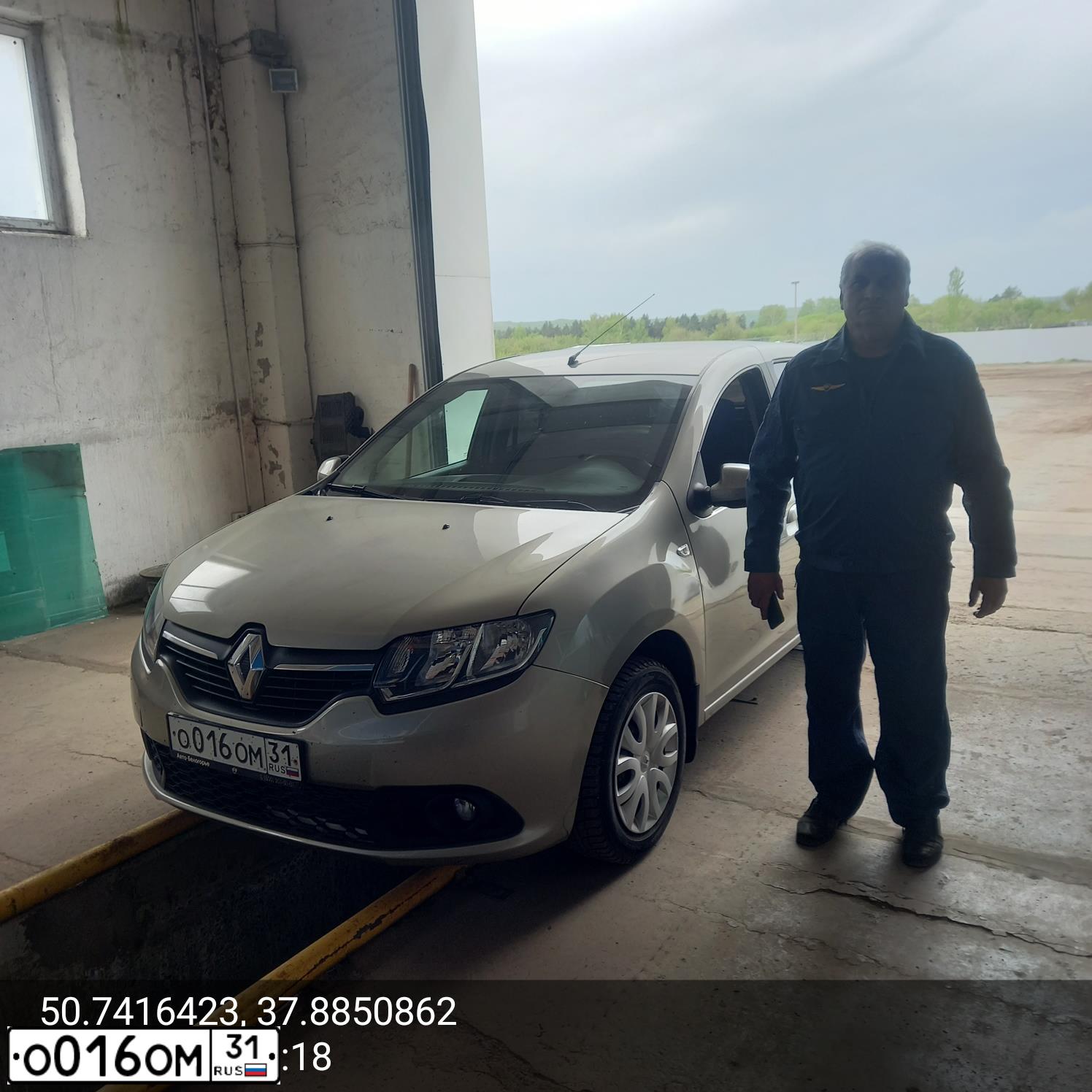 Фото автомобиля RENAULT SANDERO, 2018 — госномер Х211ОЕ31. Цвет: БЕЖЕВЫЙ