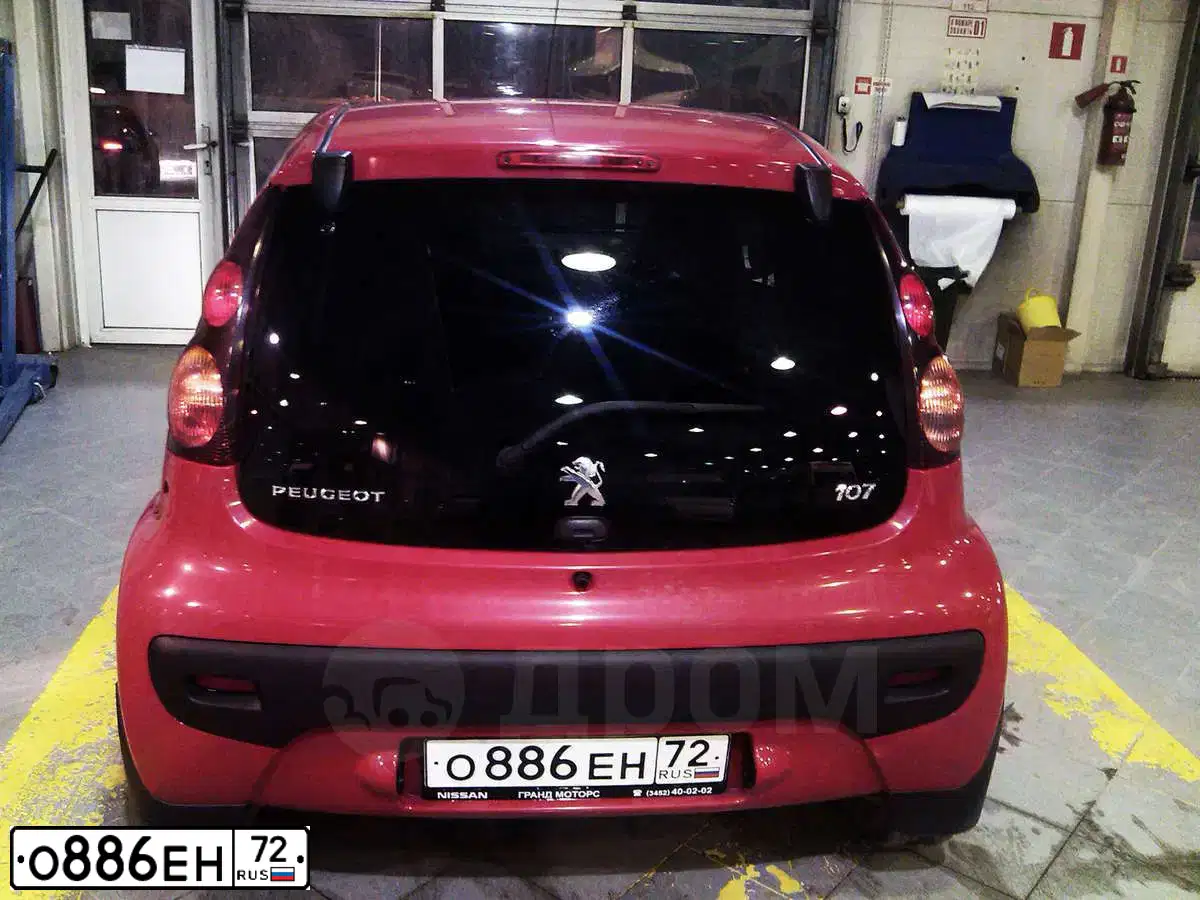 Фото автомобиля PEUGEOT 107, 2012 — госномер О886ЕН72. Цвет: КРАСНЫЙ