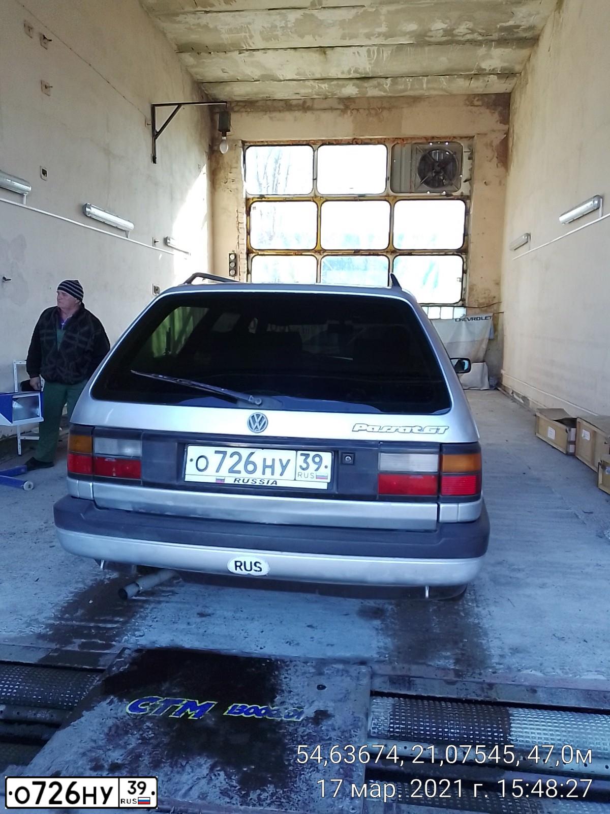 Фото автомобиля VOLKSWAGEN PASSAT, 1988 — госномер О726НУ39. Цвет: СВЕТЛО-СЕРЫЙ