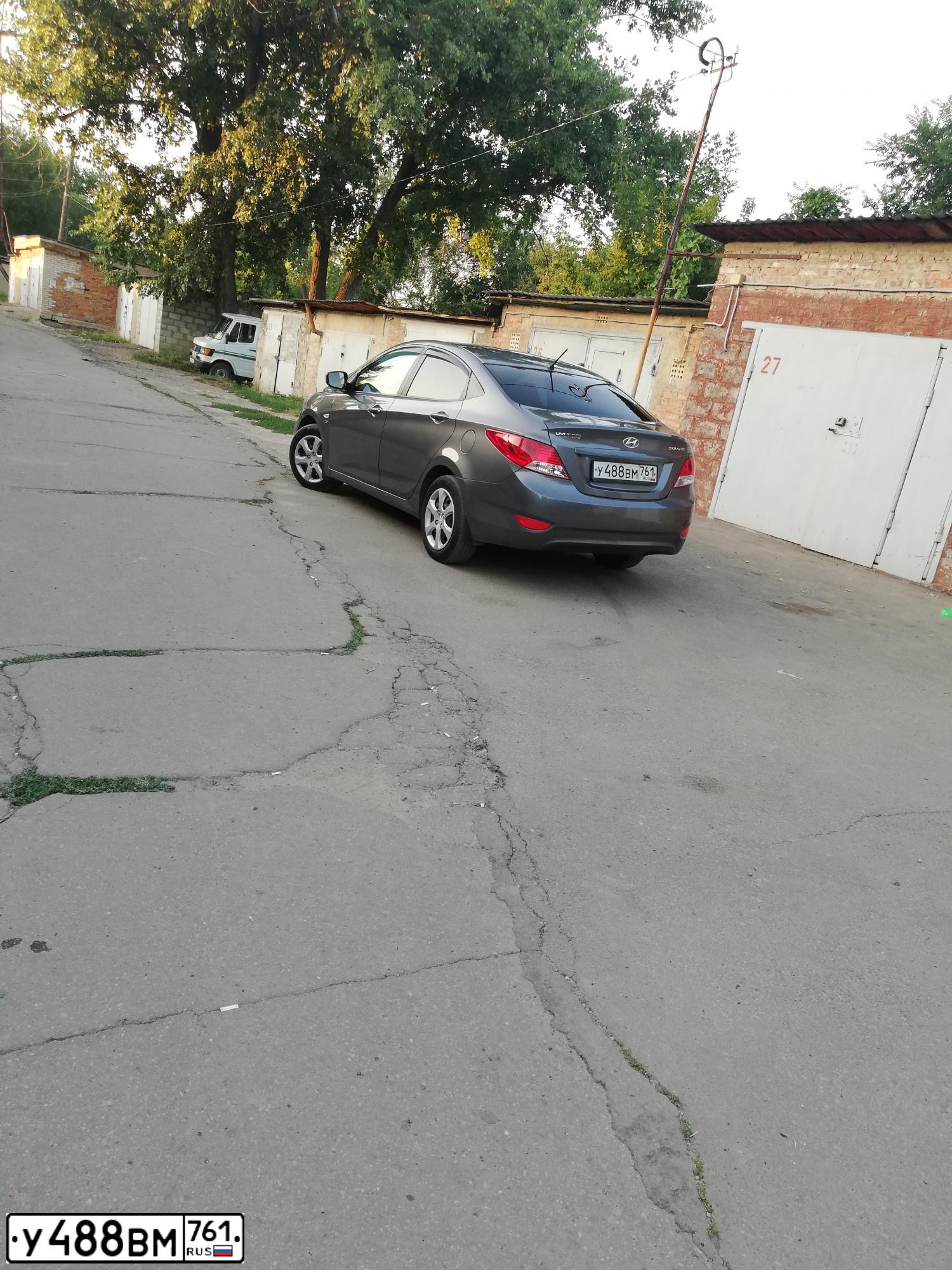 Фото автомобиля HYUNDAI SOLARIS, 2013 — госномер У488ВМ761. Цвет: ЧЕРНО-СЕРЫЙ
