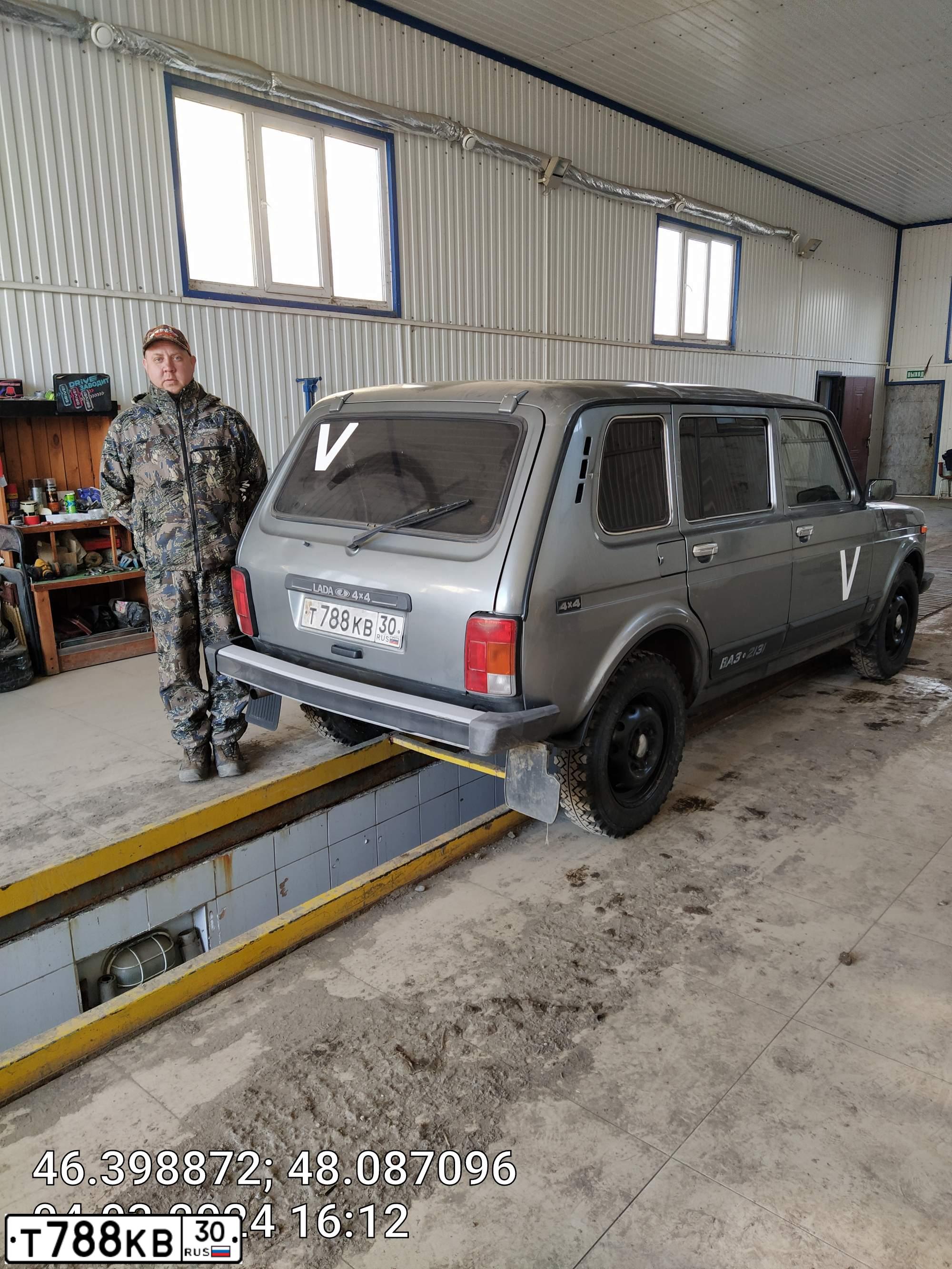 Фото автомобиля ЛАДА 213100 LADA 4X4, 2009 — госномер Р876НР30. Цвет: средний серо-зеленый металлик