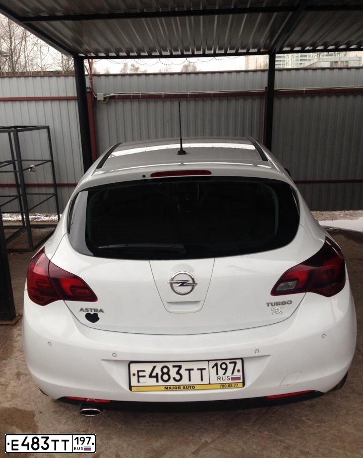 Фото автомобиля OPEL ASTRA, 2012 — госномер Е483ТТ197. Цвет: Белый
