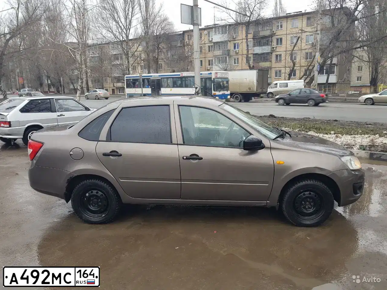 Фото автомобиля LADA 2190 GRANTA, 2015 — госномер А492МС164. Цвет: золотисто коричневый