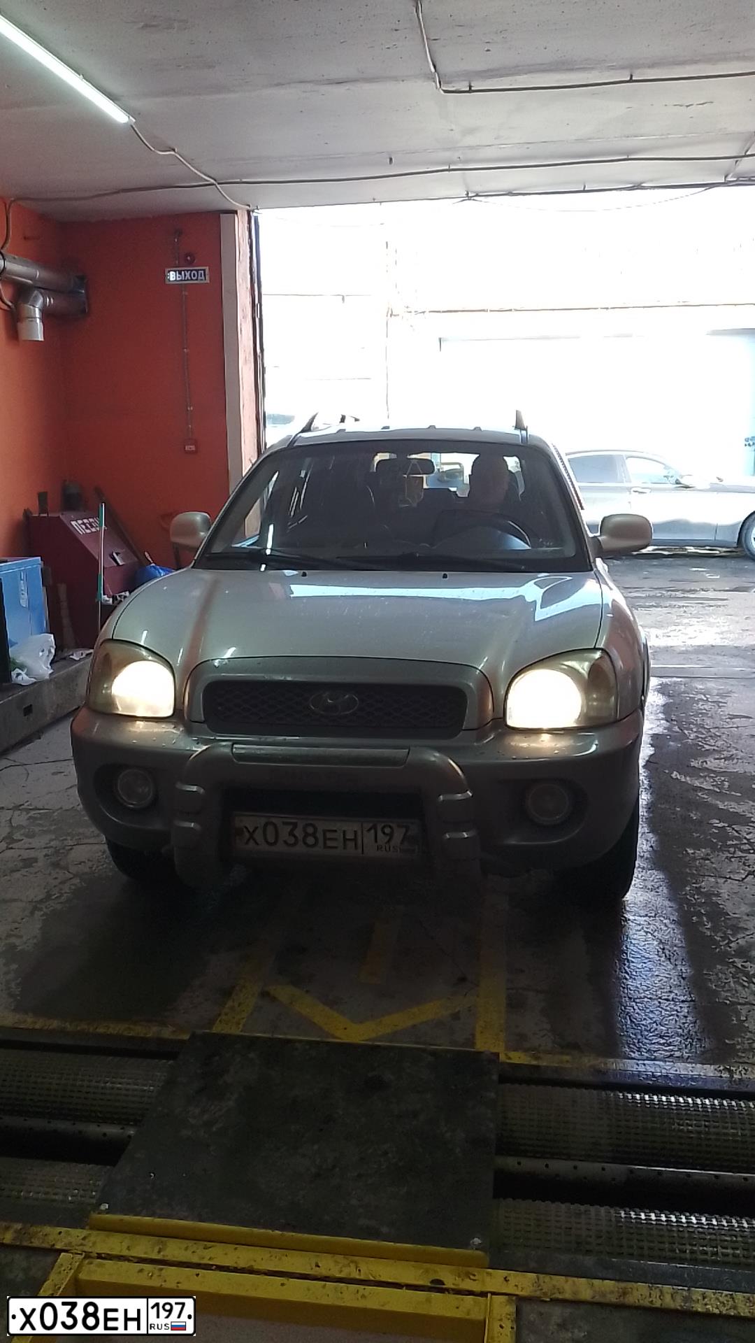 Фото автомобиля HYUNDAI SANTA FE, 2002 — госномер В117УХ33. Цвет: СЕРЫЙ