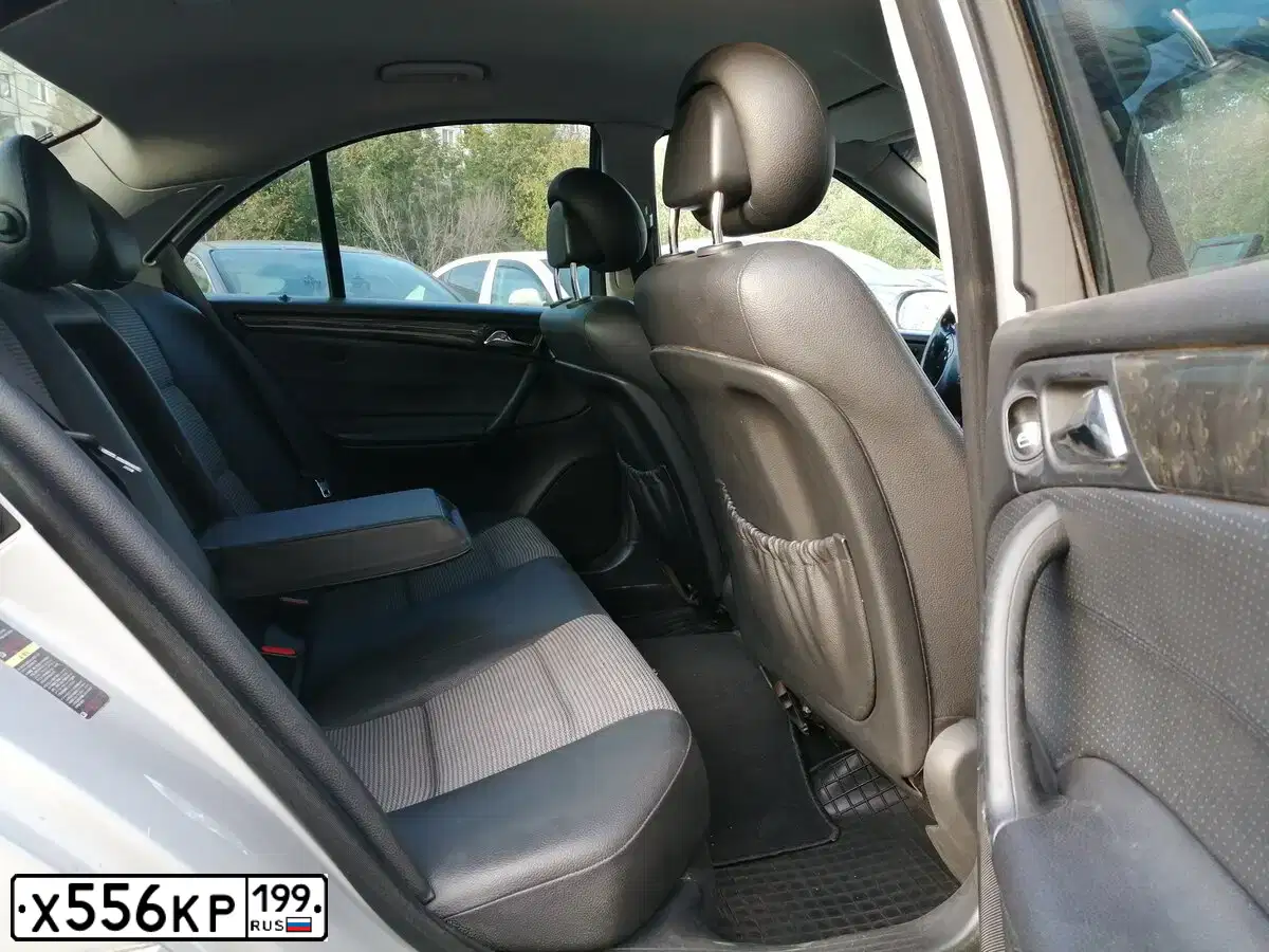 Фото автомобиля MERCEDES C-KLASSE, 2005 — госномер Е076РК126. Цвет: СЕРЫЙ