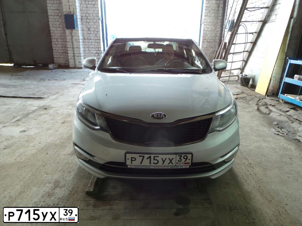 Фото автомобиля KIA RIO, 2016 — госномер Р715УХ39. Цвет: СЕРЕБРИСТЫЙ