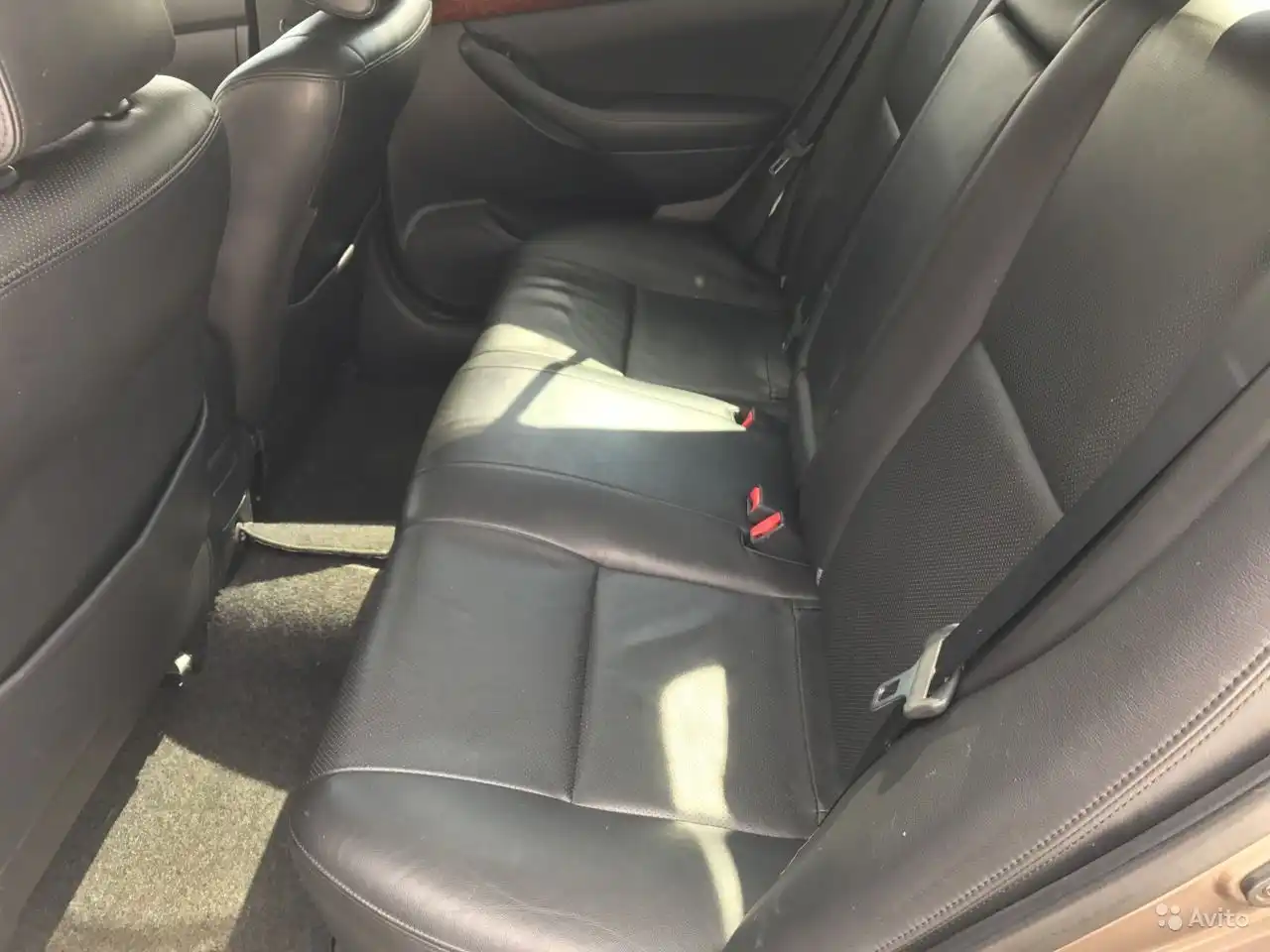 Фото автомобиля TOYOTA AVENSIS, 2004 — госномер Х608УС56. Цвет: Коричневый