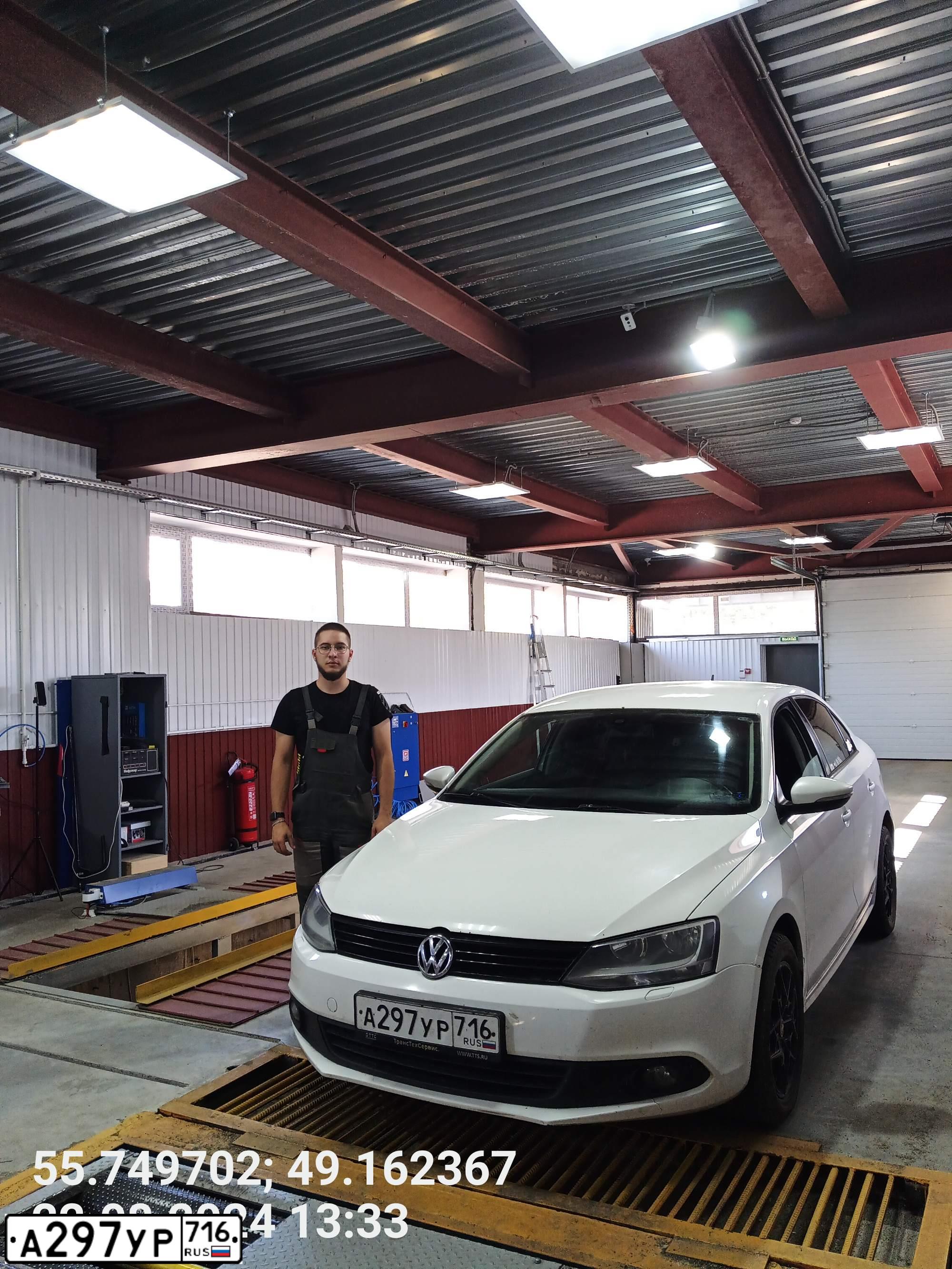 Фото автомобиля VOLKSWAGEN JETTA, 2012 — госномер Р800УМ116. Цвет: Белый