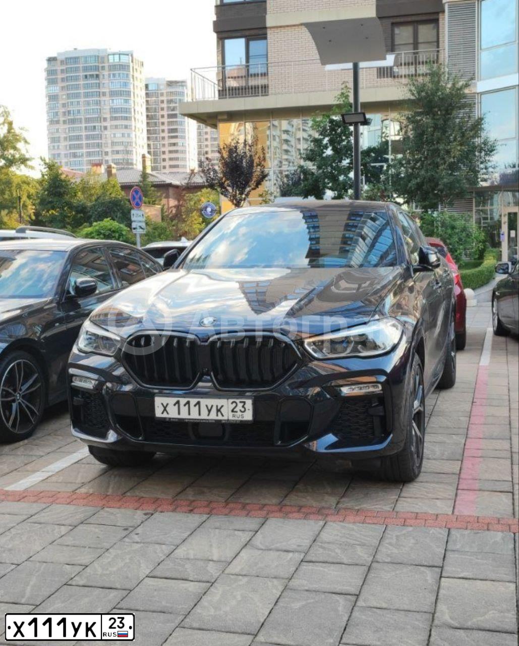 Фото автомобиля BMW X2, 2018 — госномер В923ОО147. Цвет: синий