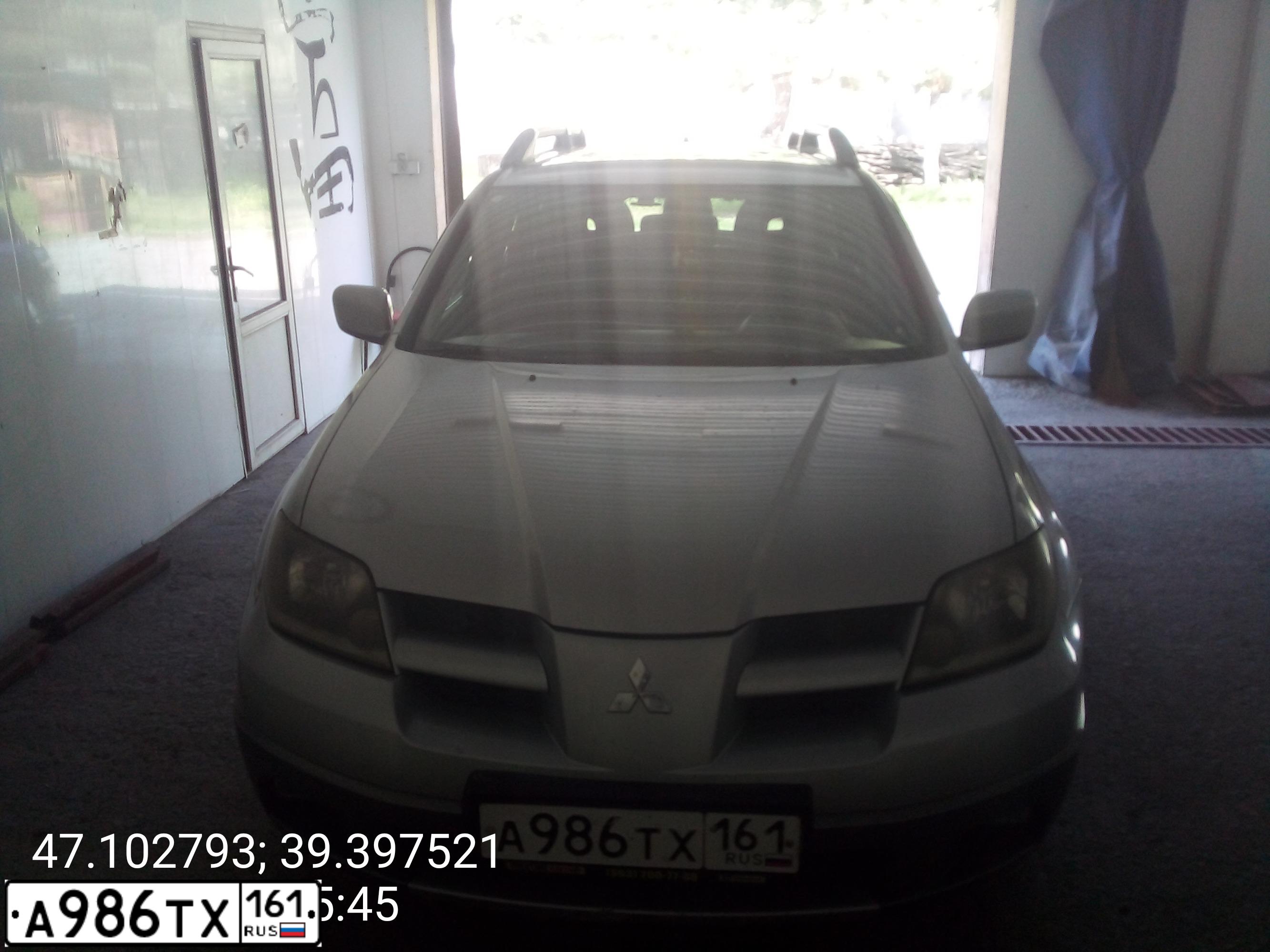 Фото автомобиля MITSUBISHI OUTLANDER, 2004 — госномер О588ОО39. Цвет: серебристый