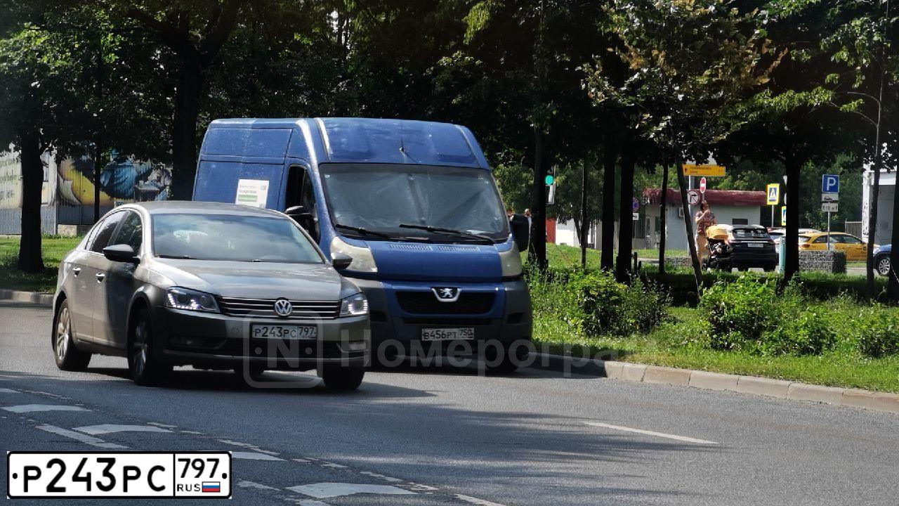 Фото автомобиля VOLKSWAGEN PASSAT, 2013 — госномер Р243РС797. Цвет: БЕЖЕВО - СЕРЫЙ