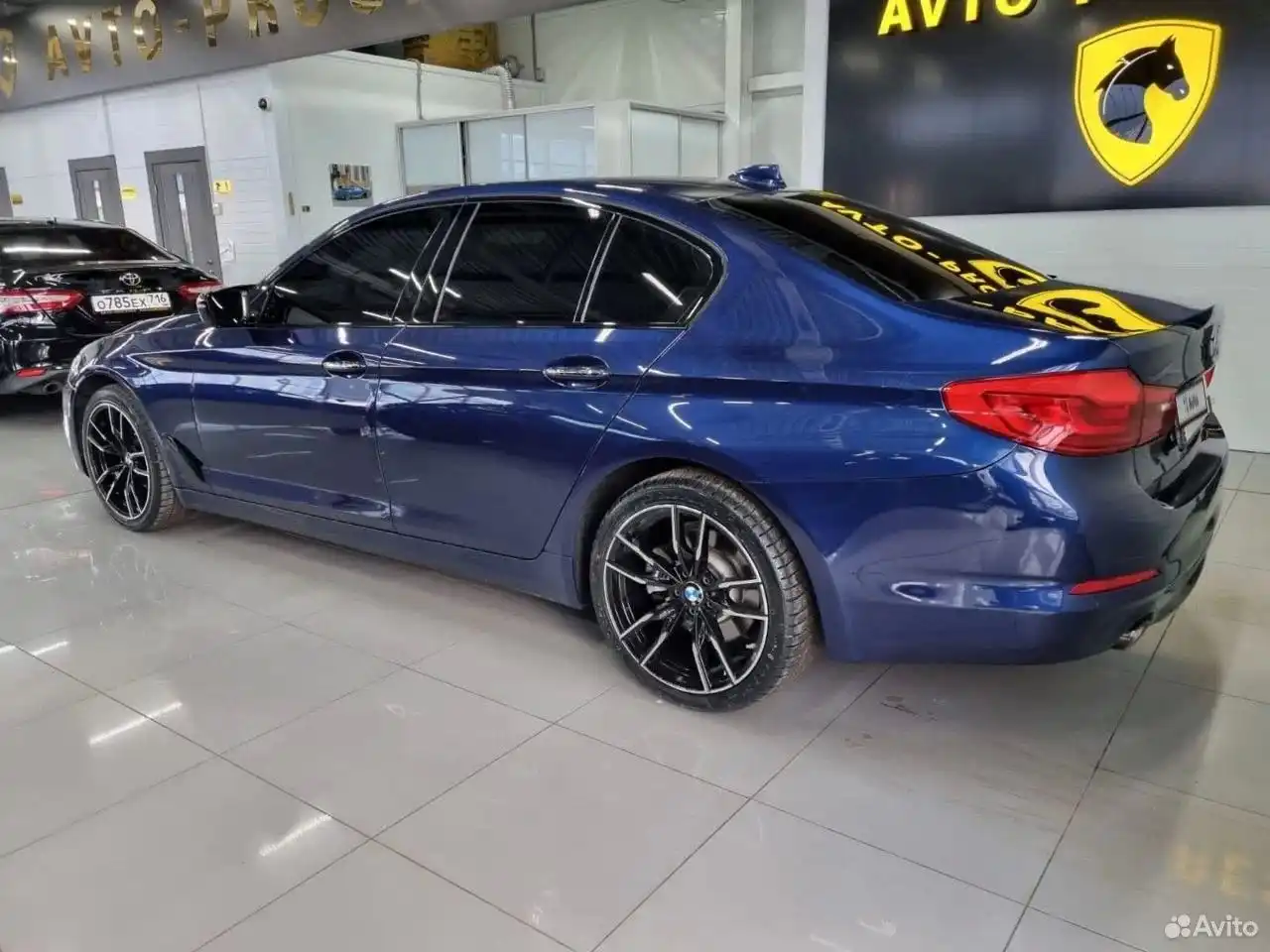Фото автомобиля TOYOTA CAMRY, 2018 — госномер В055ВС06. Цвет: ЧЕРНЫЙ МЕТАЛИК