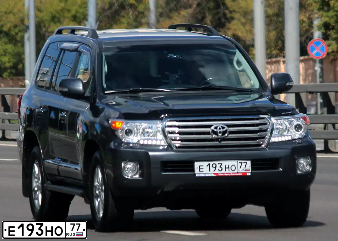 Фото автомобиля TOYOTA LANDCRUISER 200, 2012 — госномер О457КР32. Цвет: Серый