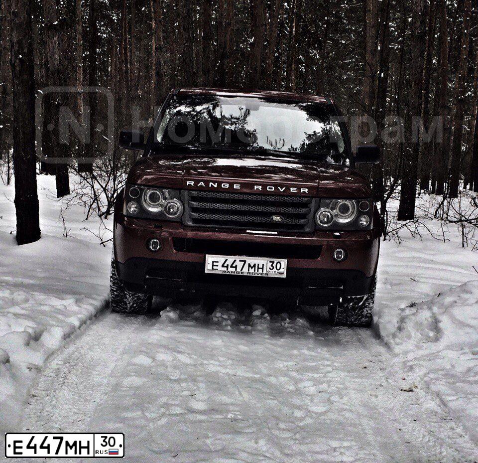 Фото автомобиля LANDROVER RANGE ROVER SPORT, 2009 — госномер О546АН77. Цвет: Красный
