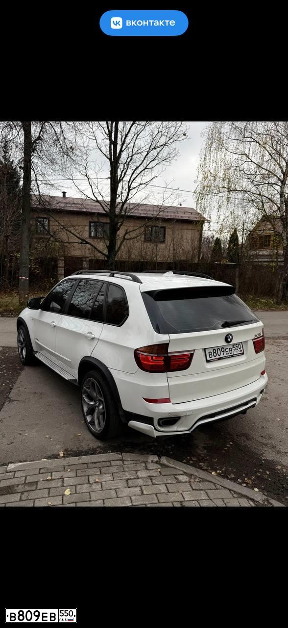Фото автомобиля BMW X5, 2010 — госномер В809ЕВ550. Цвет: Белый