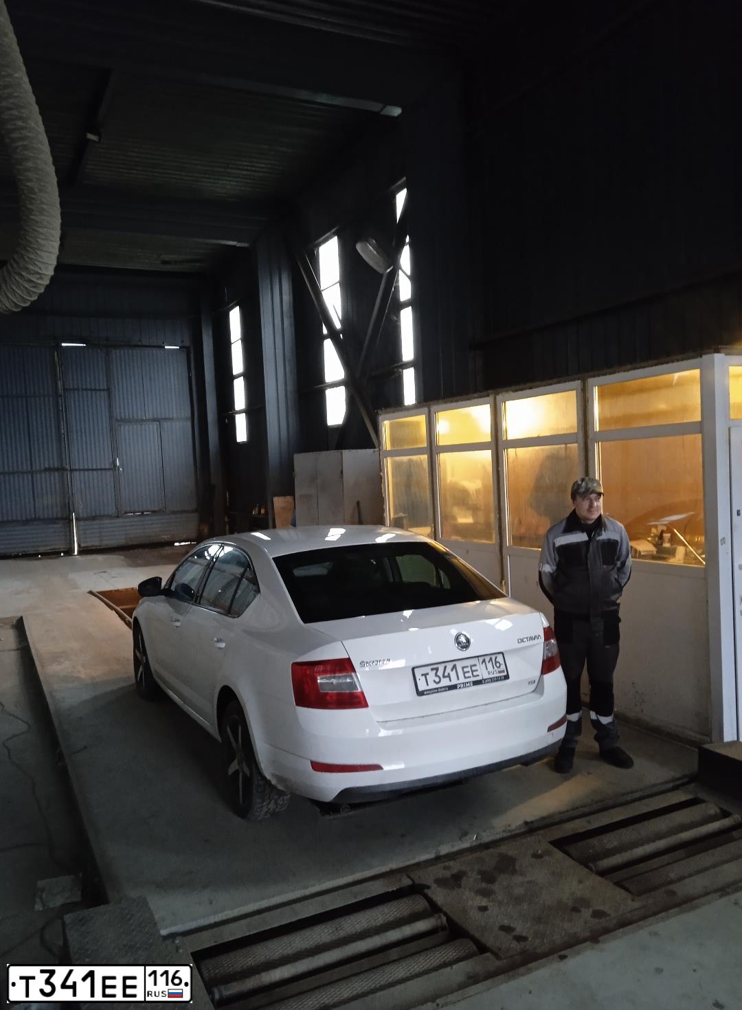 Фото автомобиля SKODA OCTAVIA, 2013 — госномер В905ТН69. Цвет: Белый