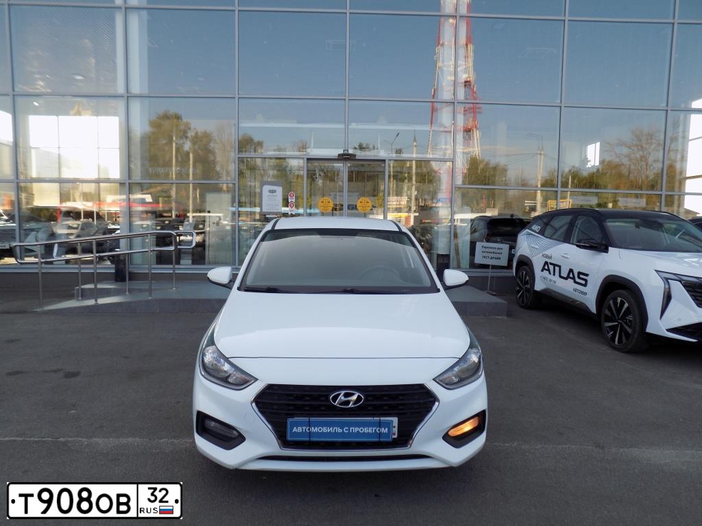 Фото автомобиля HYUNDAI SOLARIS, 2019 — госномер Т908ОВ32. Цвет: БЕЛЫЙ