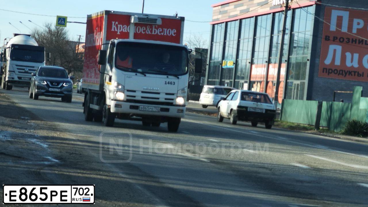 Фото автомобиля KIA SPORTAGE, 2011 — госномер Е865РЕ702. Цвет: Оранжевый