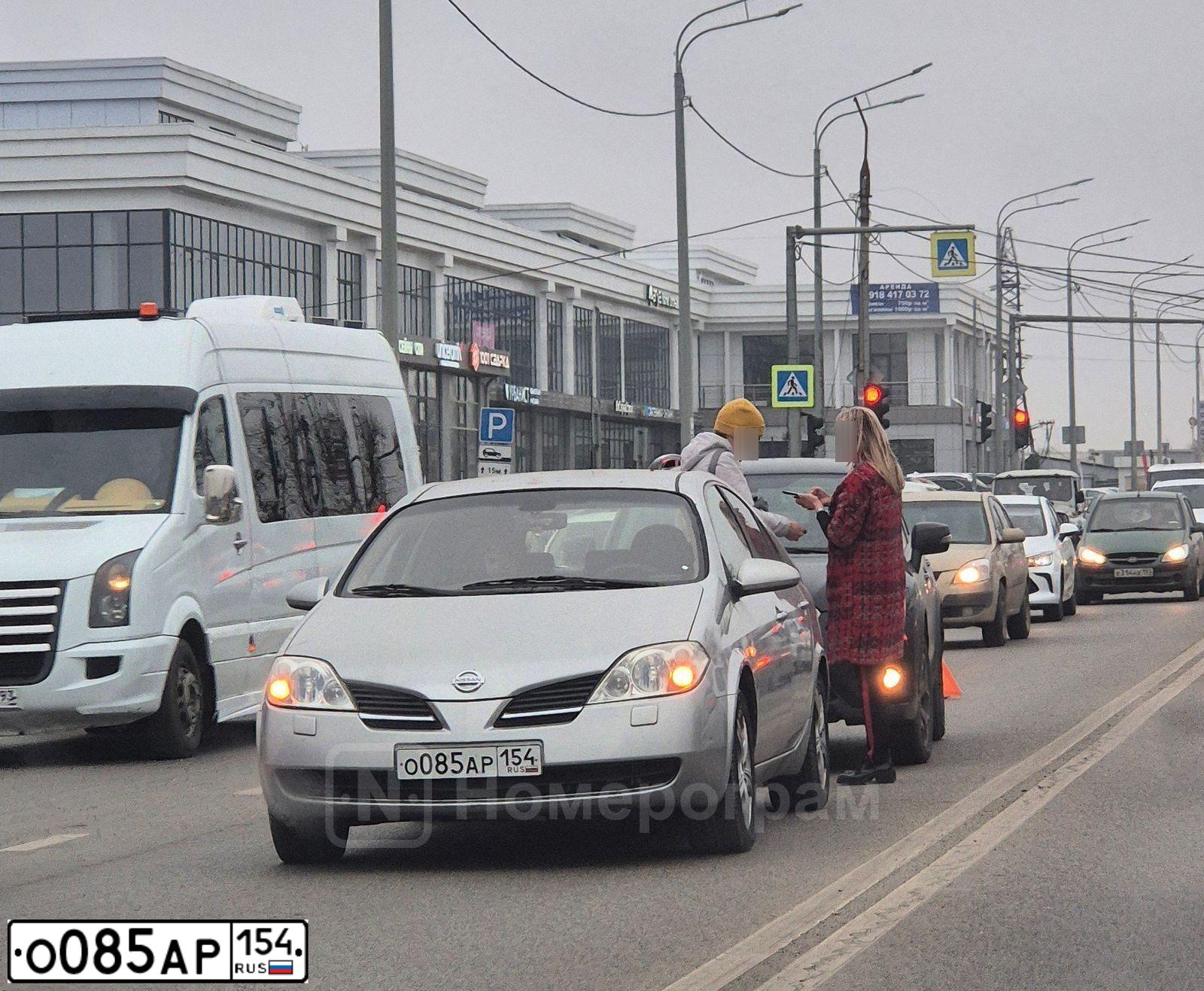 Фото автомобиля NISSAN PRIMERA, 2004 — госномер О085АР154. Цвет: Серый