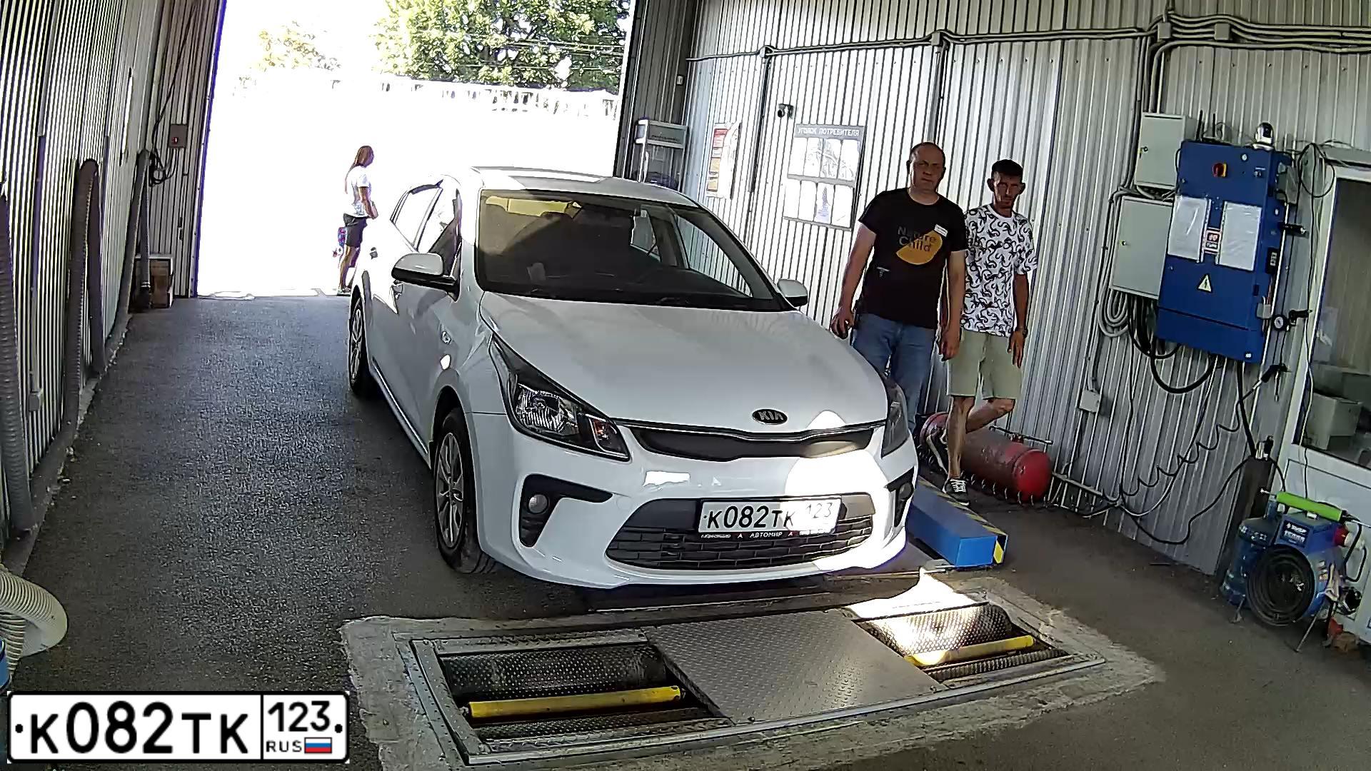 Фото автомобиля KIA RIO, 2017 — госномер К082ТК123. Цвет: БЕЛЫЙ