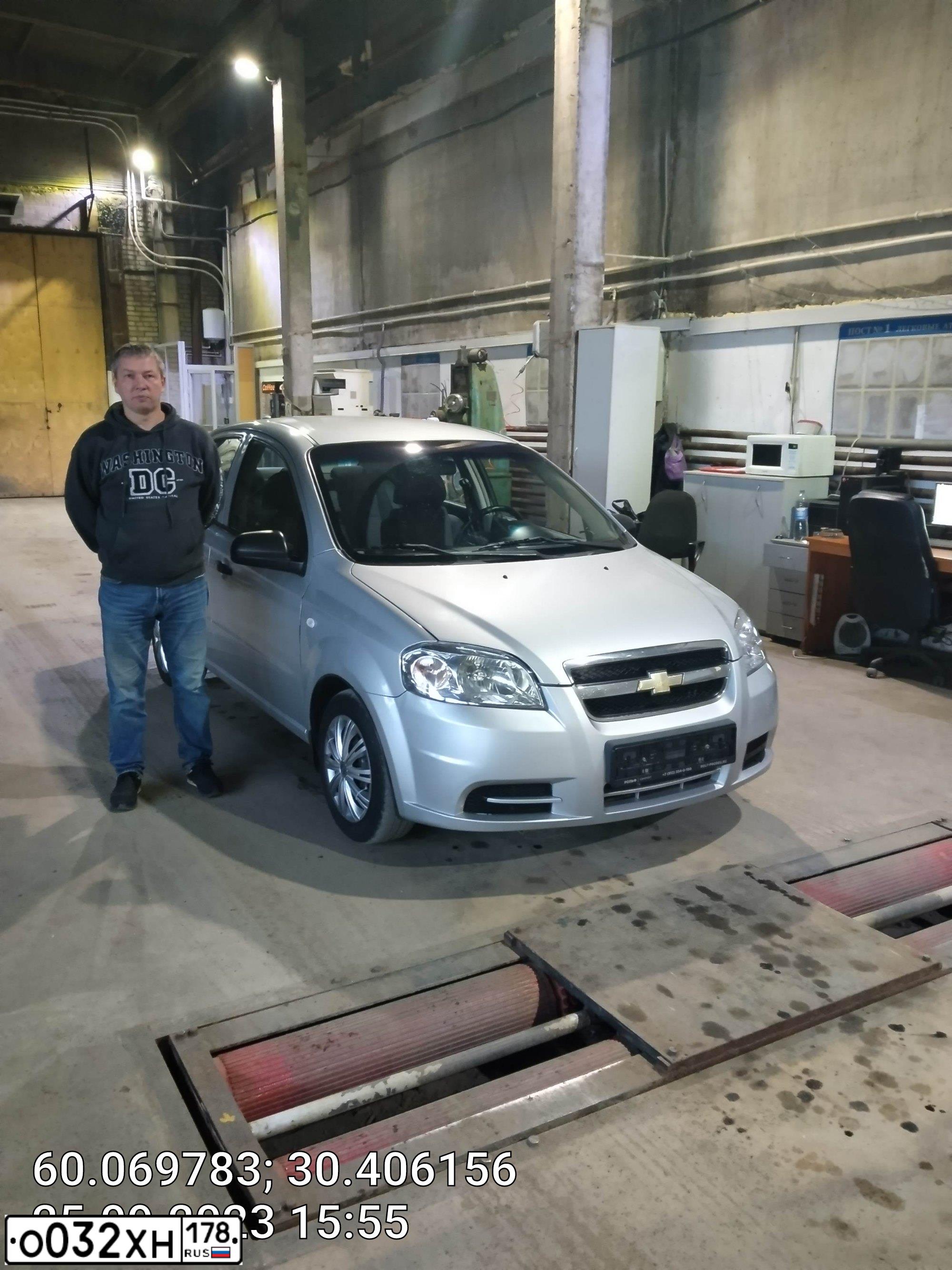 Фото автомобиля CHEVROLET AVEO, 2010 — госномер Е427АМ147. Цвет: Серебристый