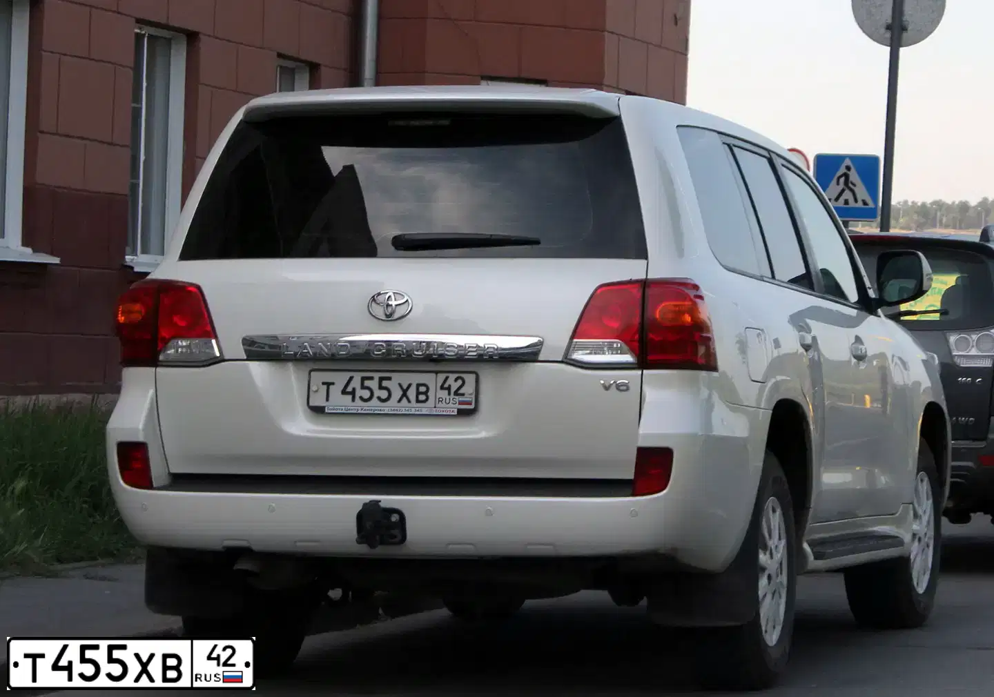 Фото автомобиля TOYOTA LANDCRUISER 200, 2013 — госномер Т455ХВ42. Цвет: Белый