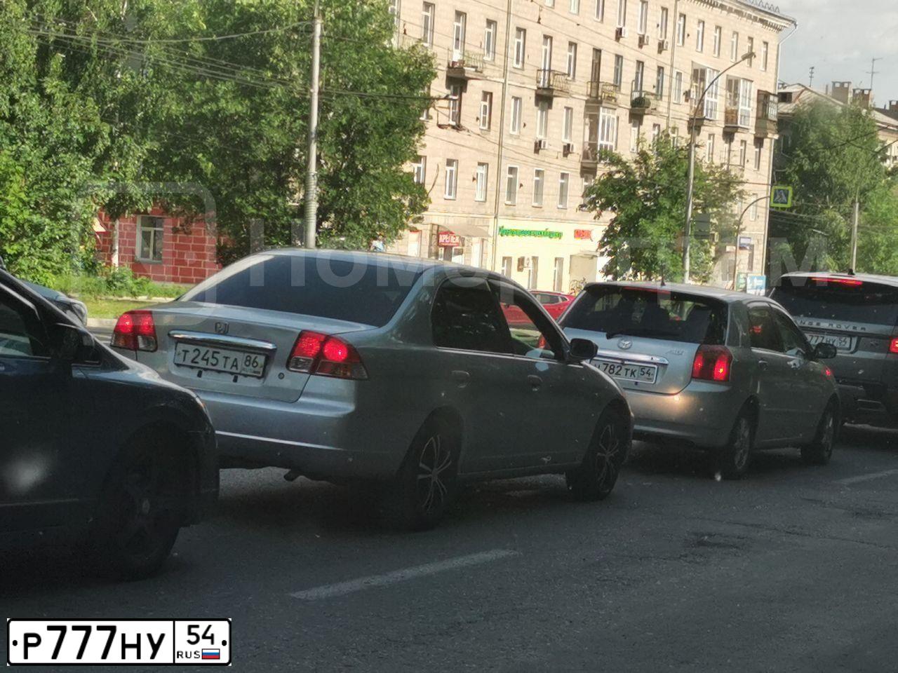 Фото автомобиля SKODA OCTAVIA, 2012 — госномер Е047НО154. Цвет: ТЕМНО СЕРЫЙ