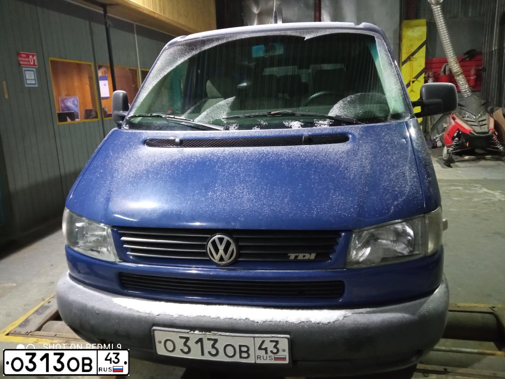 Фото автомобиля VOLKSWAGEN TRANSPORTER, 2000 — госномер О451ЕН29. Цвет: синий