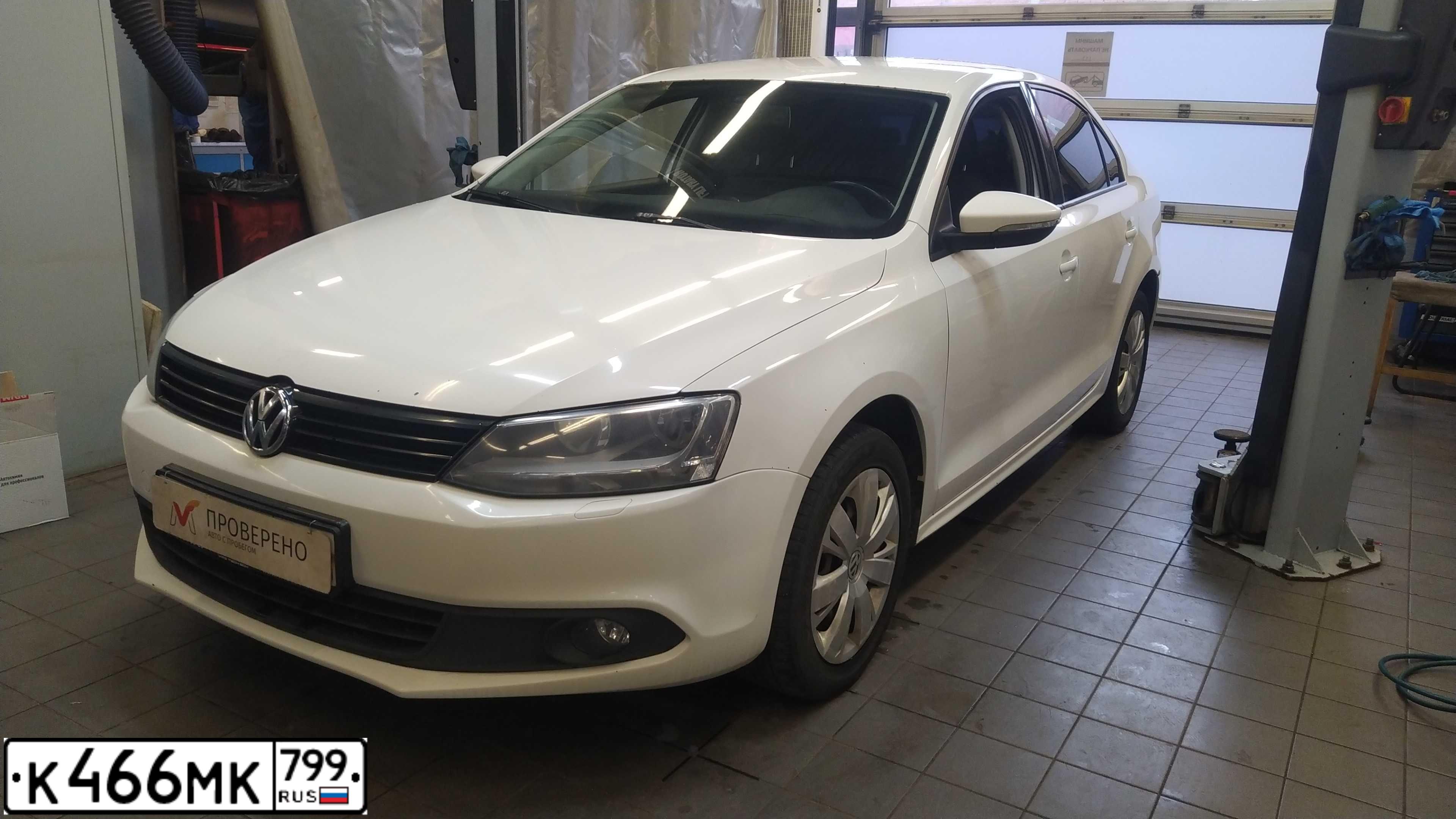 Фото автомобиля VOLKSWAGEN JETTA, 2014 — госномер К466МК799. Цвет: Белый