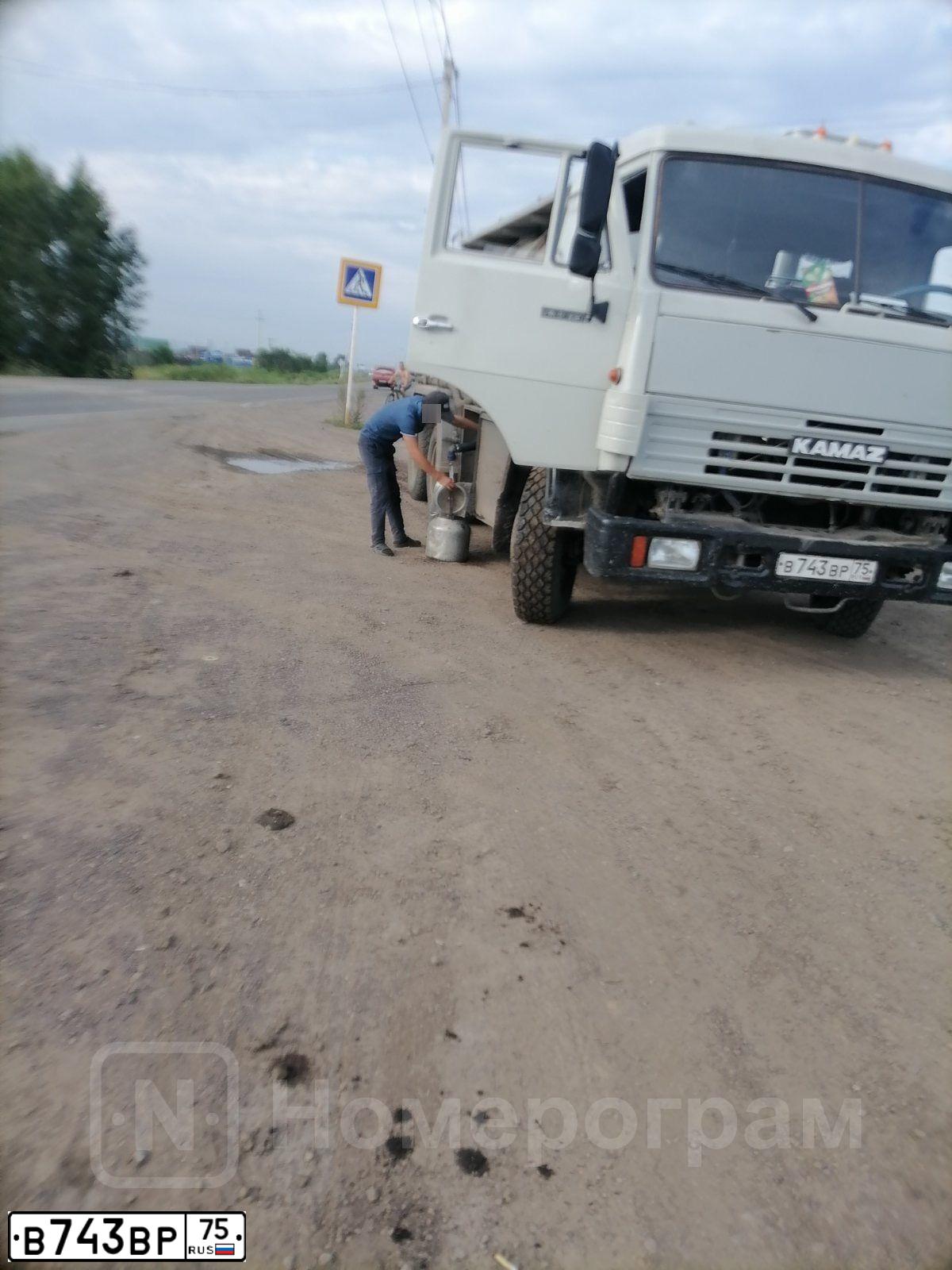 Фото автомобиля NEFAZ 6606 /KAMAZ 5321 6X4/, 2005 — госномер В743ВР75. Цвет: СВЕТЛО-СЕРЫЙ