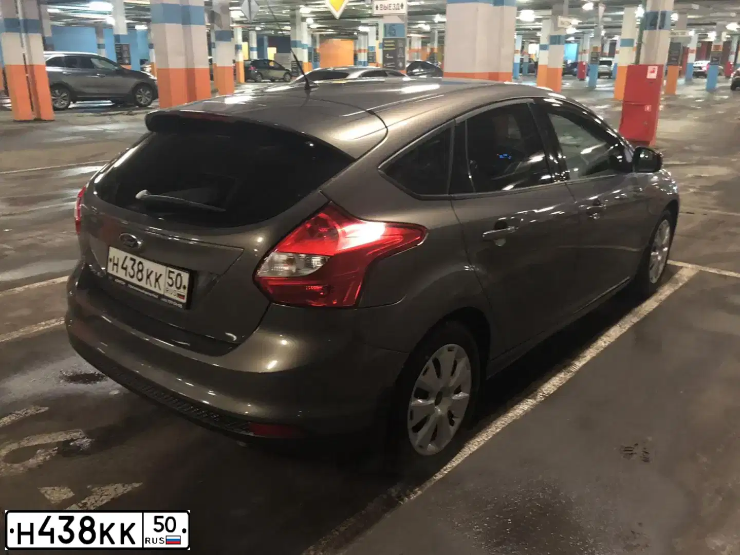 Фото автомобиля FORD FOCUS, 2013 — госномер В428НК799. Цвет: СЕРО-КОРИЧНЕВЫЙ