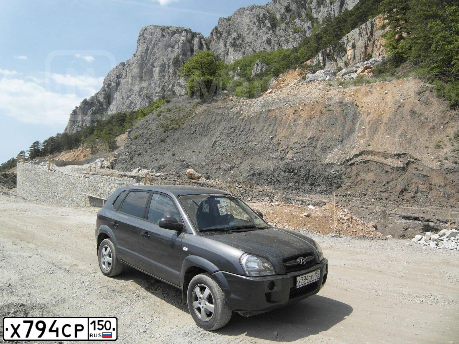 Фото автомобиля HYUNDAI TUCSON, 2008 — госномер Х715НМ790. Цвет: ТЕМНО-СЕРЫЙ