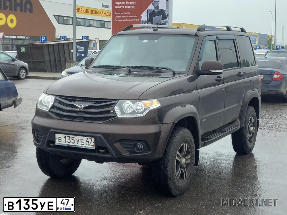 Фото автомобиля UAZ 3163 PATRIOT, 2015 — госномер В135УЕ47. Цвет: КОРИЧНЕВЫЙ МЕТАЛЛИК
