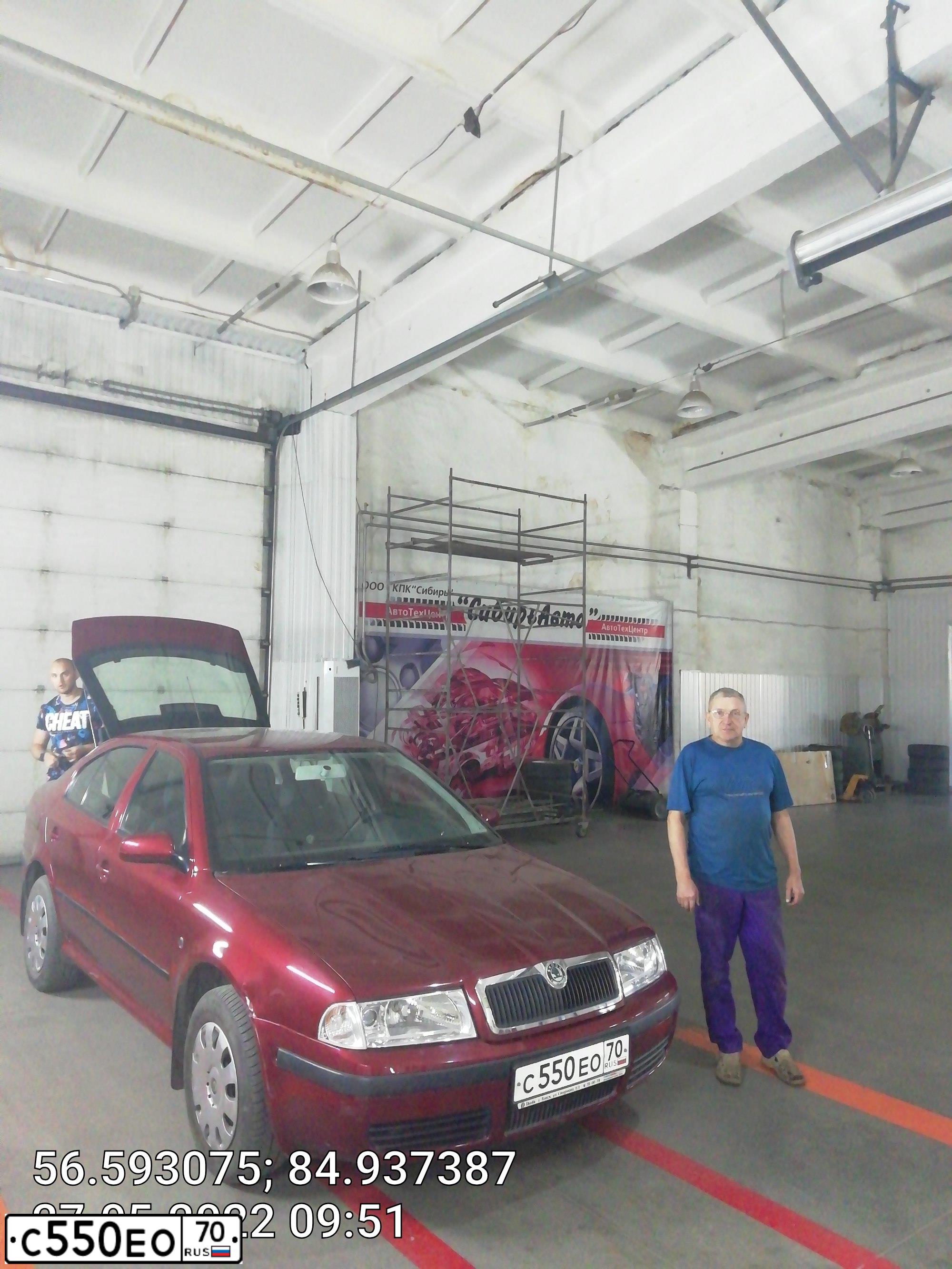 Фото автомобиля SKODA OCTAVIA, 2008 — госномер С550ЕО70. Цвет: ВИШНЕВЫЙ