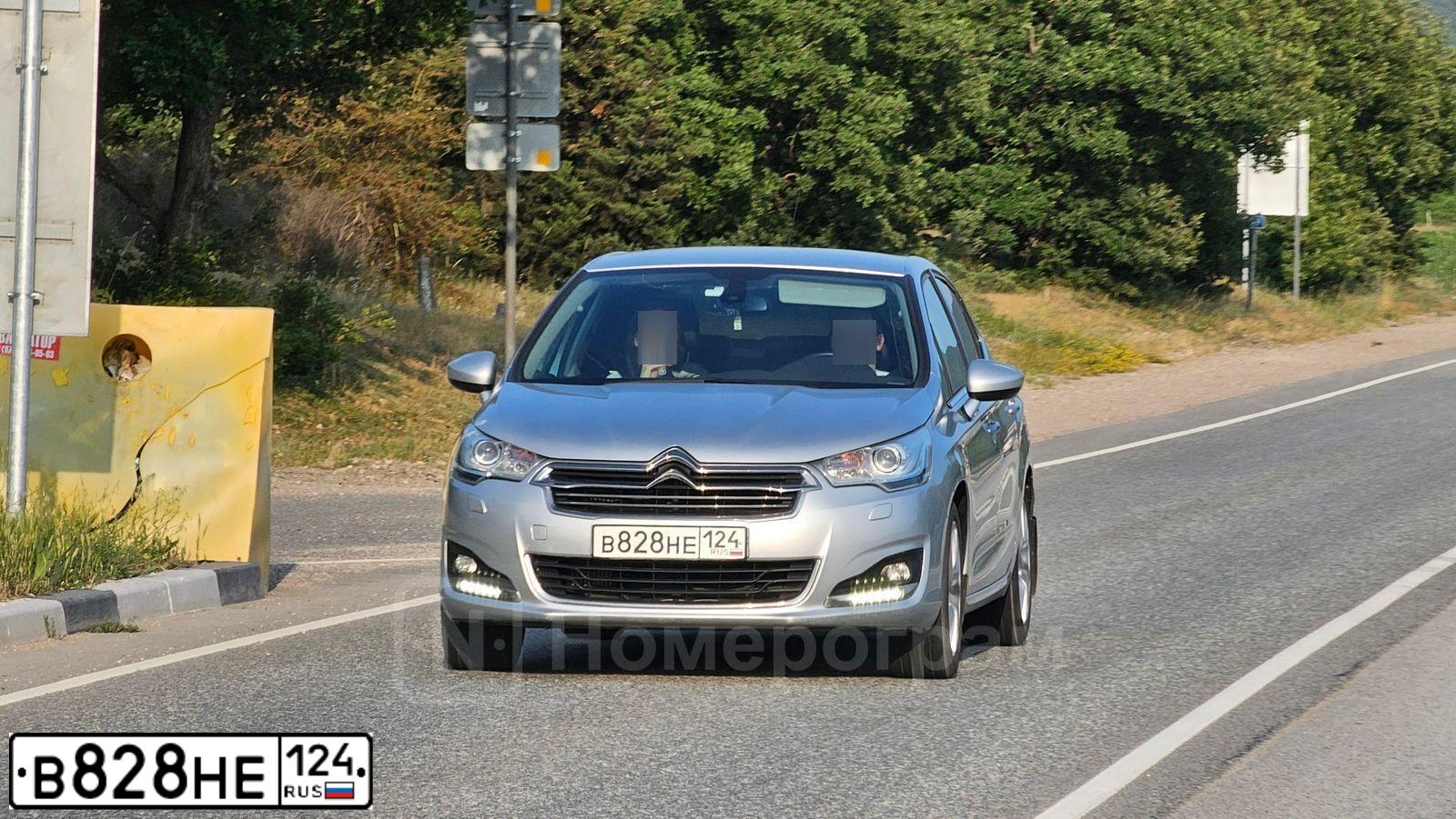 Фото автомобиля CITROEN C4, 2015 — госномер В828НЕ124. Цвет: СЕРЕБРИСТЫЙ