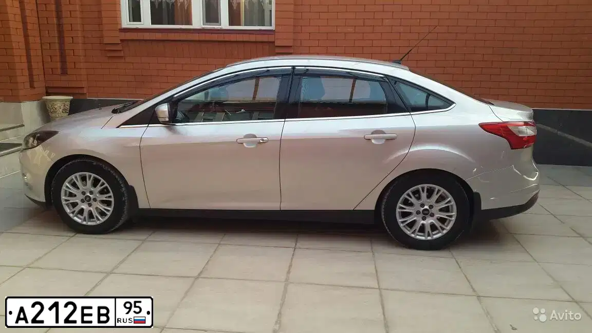 Фото автомобиля FORD FOCUS, 2012 — госномер М964ЕЕ95. Цвет: Серебристый