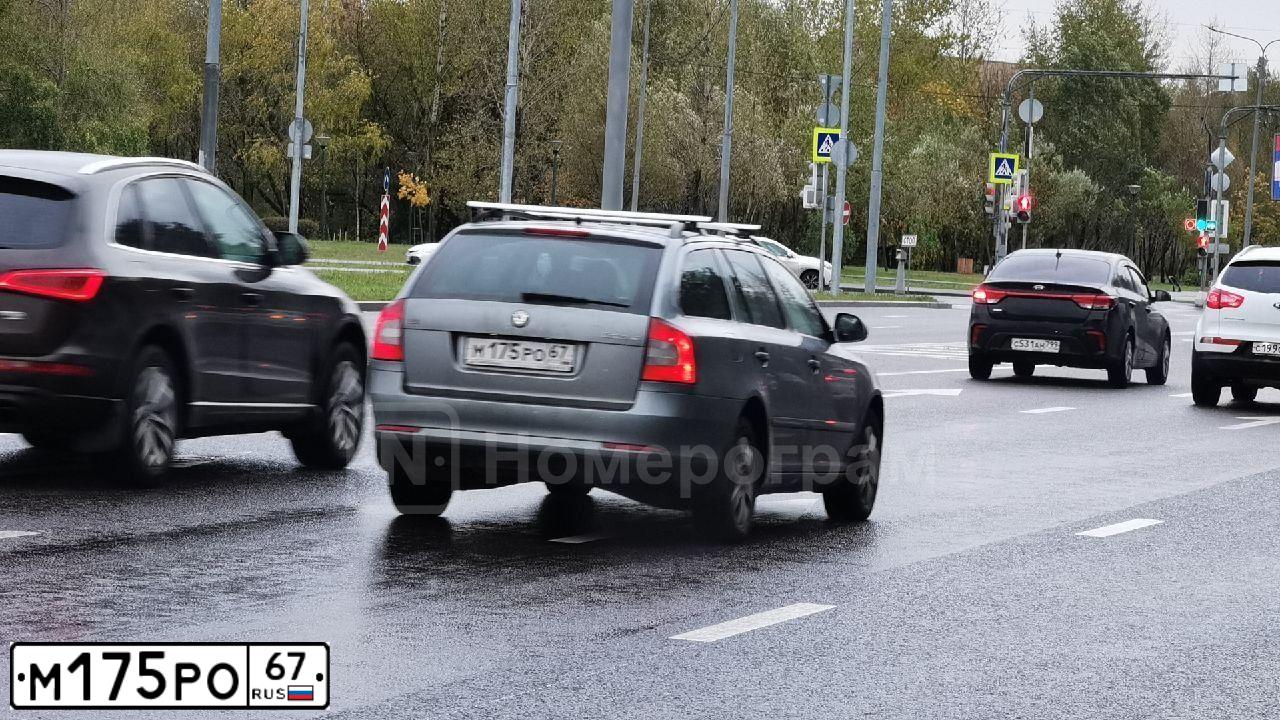 Фото автомобиля SKODA OCTAVIA, 2012 — госномер М175РО67. Цвет: СЕРЫЙ