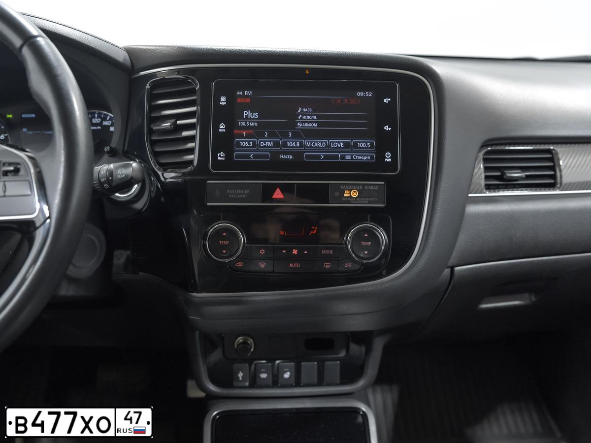 Фото автомобиля MITSUBISHI OUTLANDER, 2019 — госномер Н582КО198. Цвет: Белый
